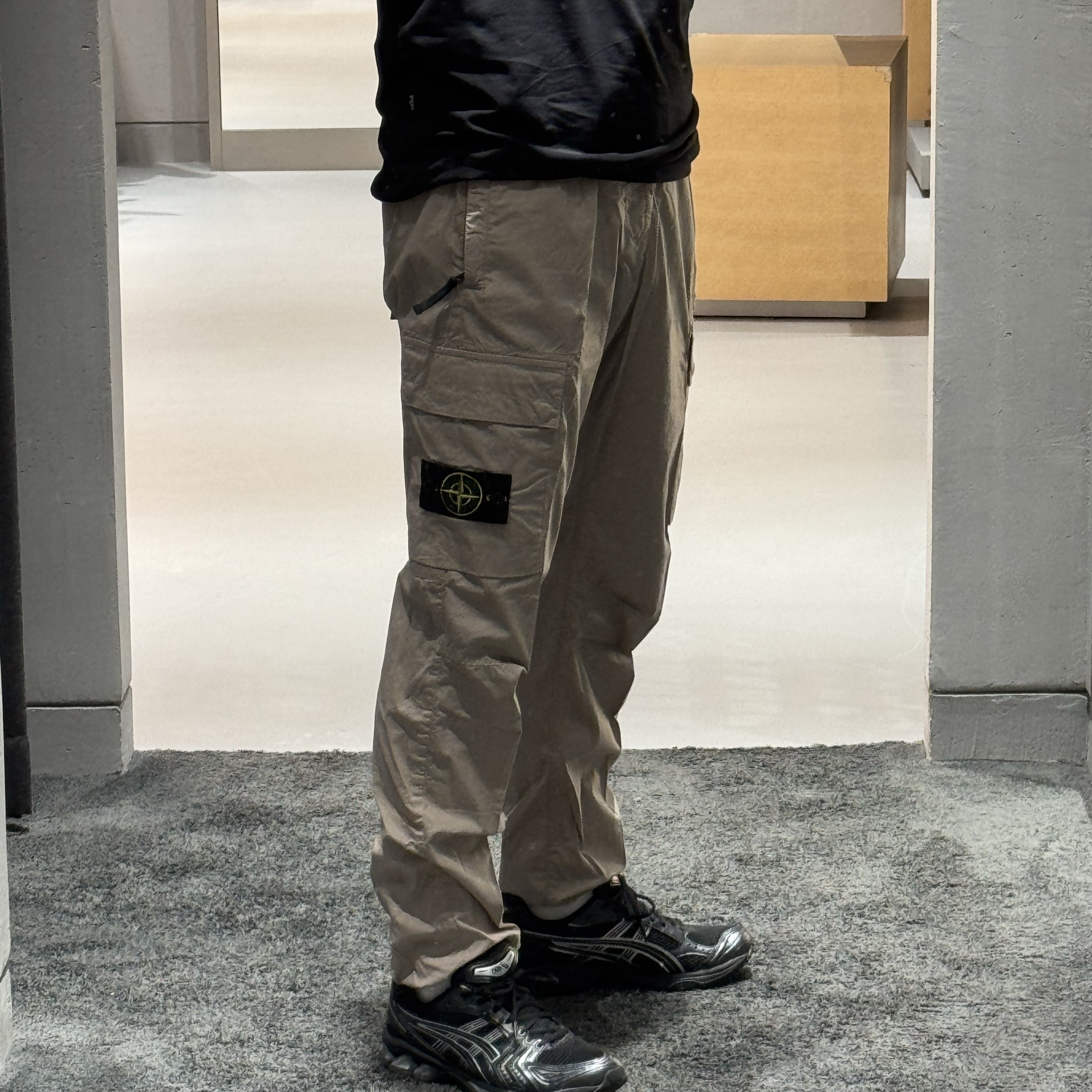 Stone Island 31303 Cargo Pants Dove Grey - 23SS 착용 스타일 - 1