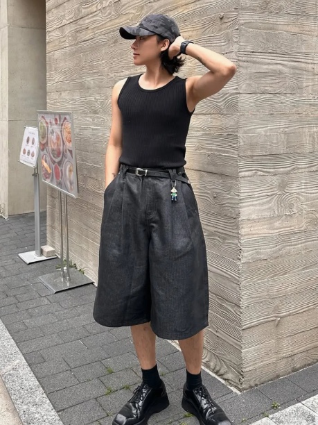 WESLEY HYUSTON Herringbone Glow Denim Bermuda Pants Indigo 착용 스타일 - 1