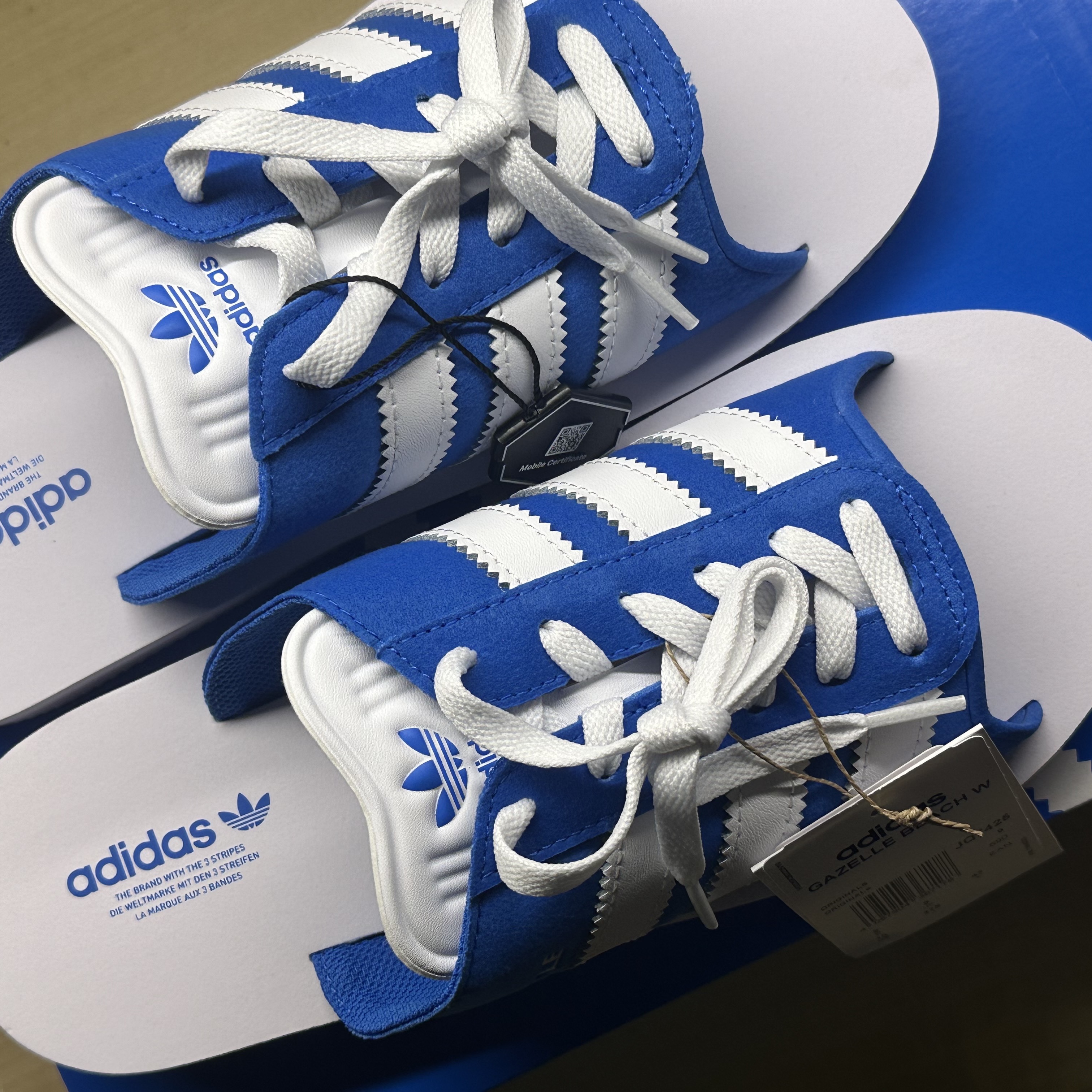 Adidas Gazelle Beach Slides Bluebird White 착용 스타일