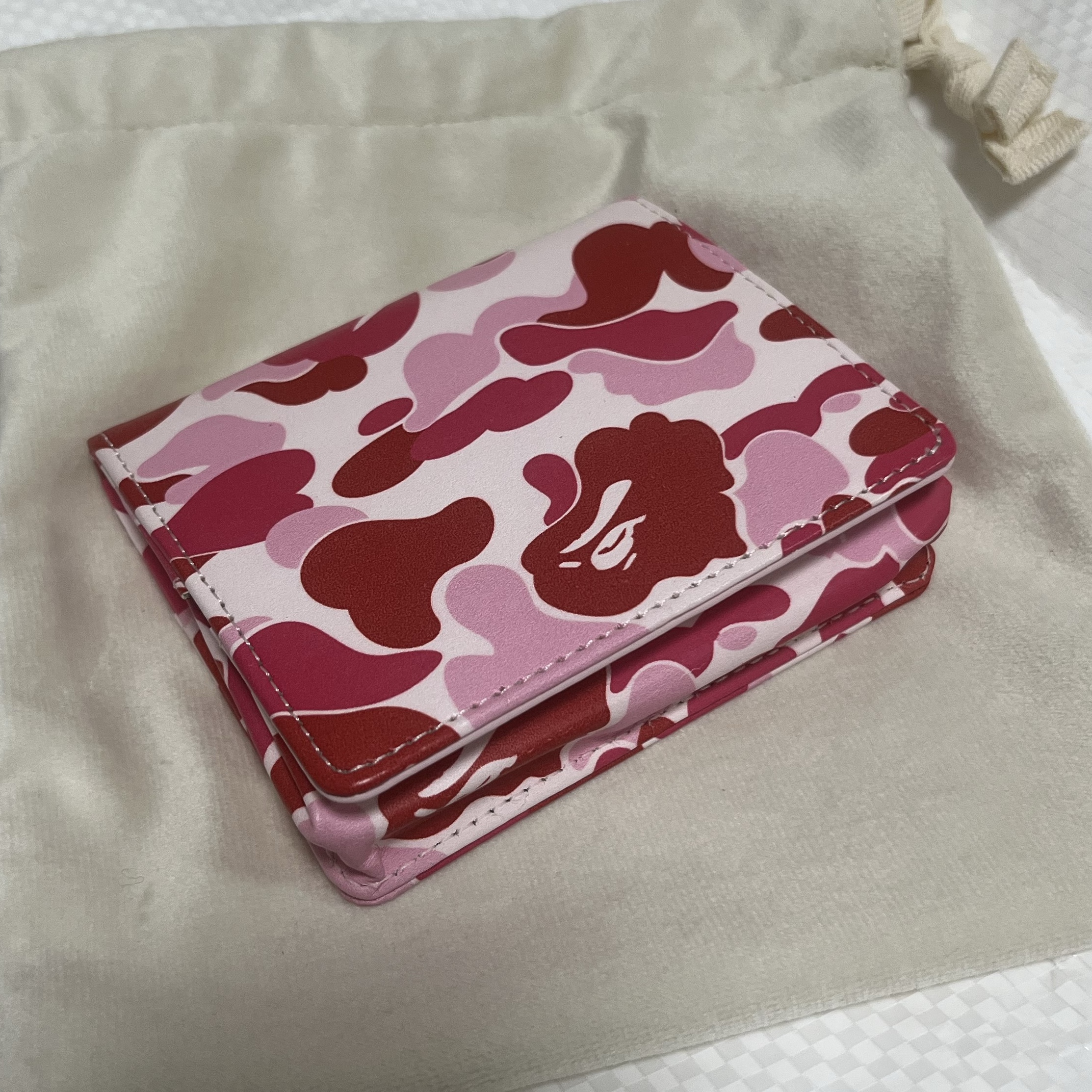 BAPE ABC Camo Coin Case Pink 착용 스타일