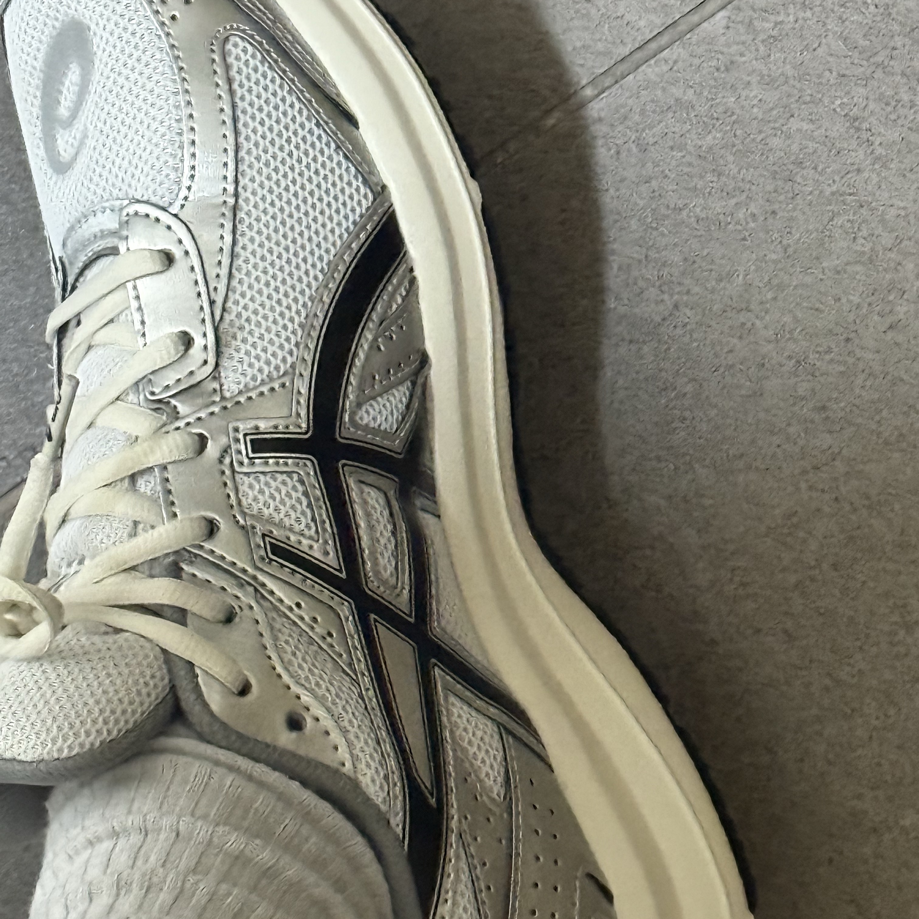 Asics Jog 100 S White Black - 2E Wide 착용 스타일 - 1