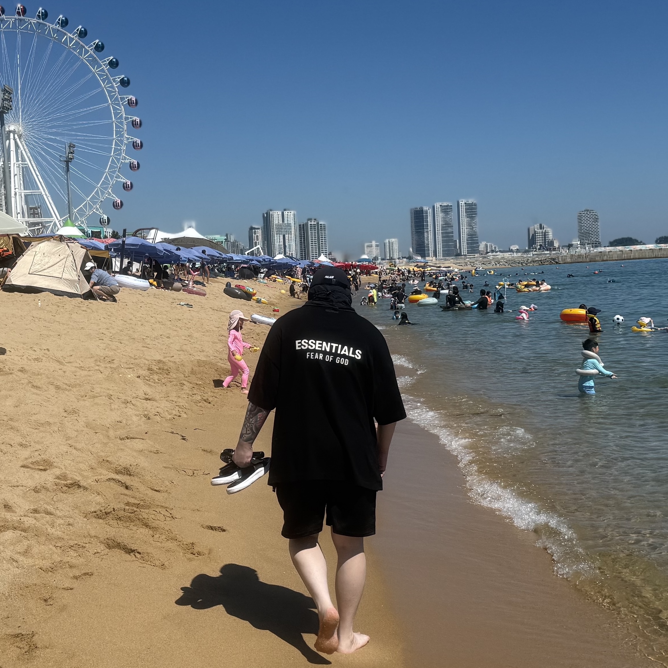 Essentials Jersey Crewneck T-Shirt Black - 24FW, Palace Shell Facemask P 6-Panel Black - 22FW 착용 스타일 - 1
