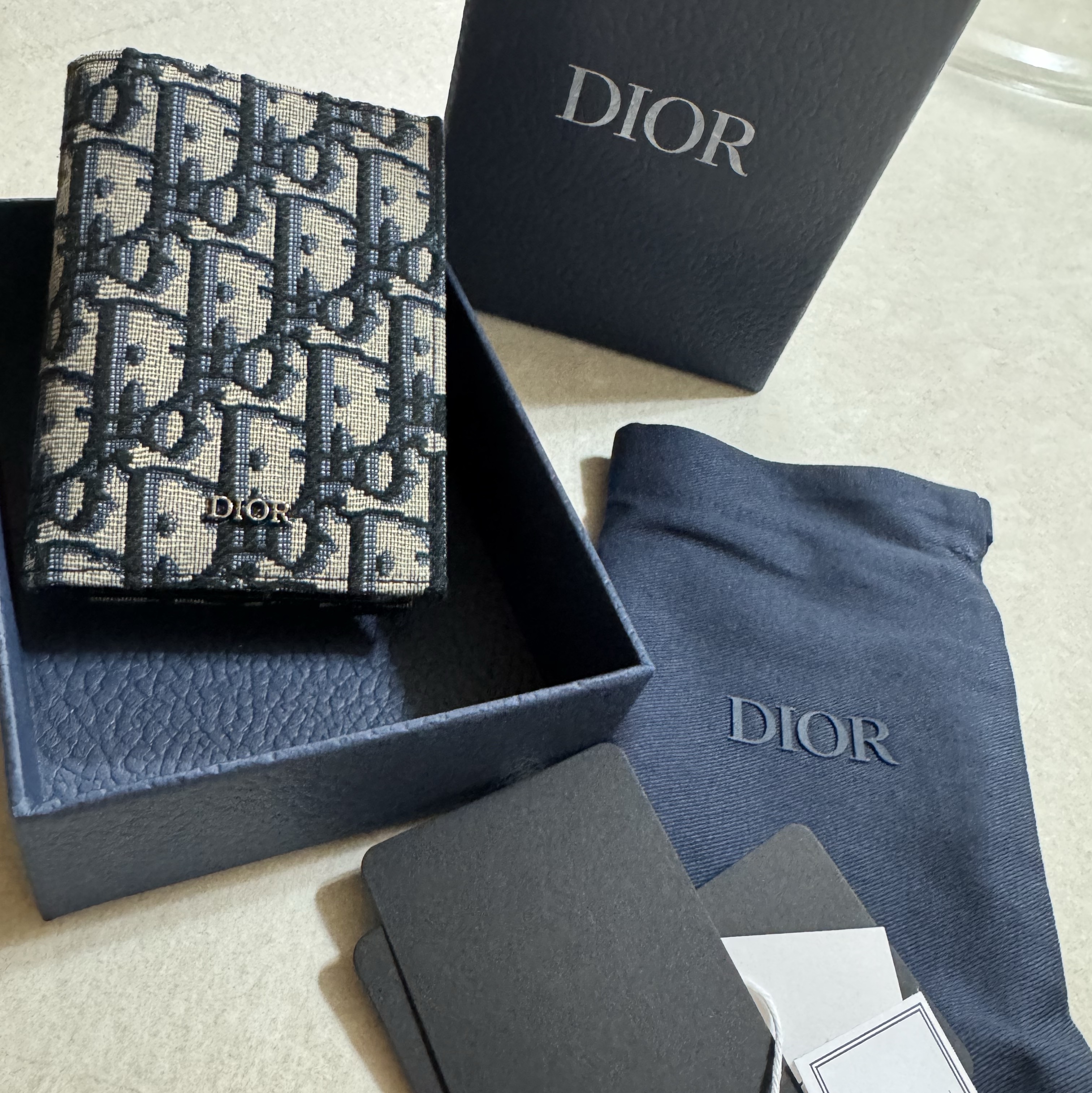Dior Bi-Fold Card Holder Beige & Black Dior Oblique Jacquard 착용 스타일