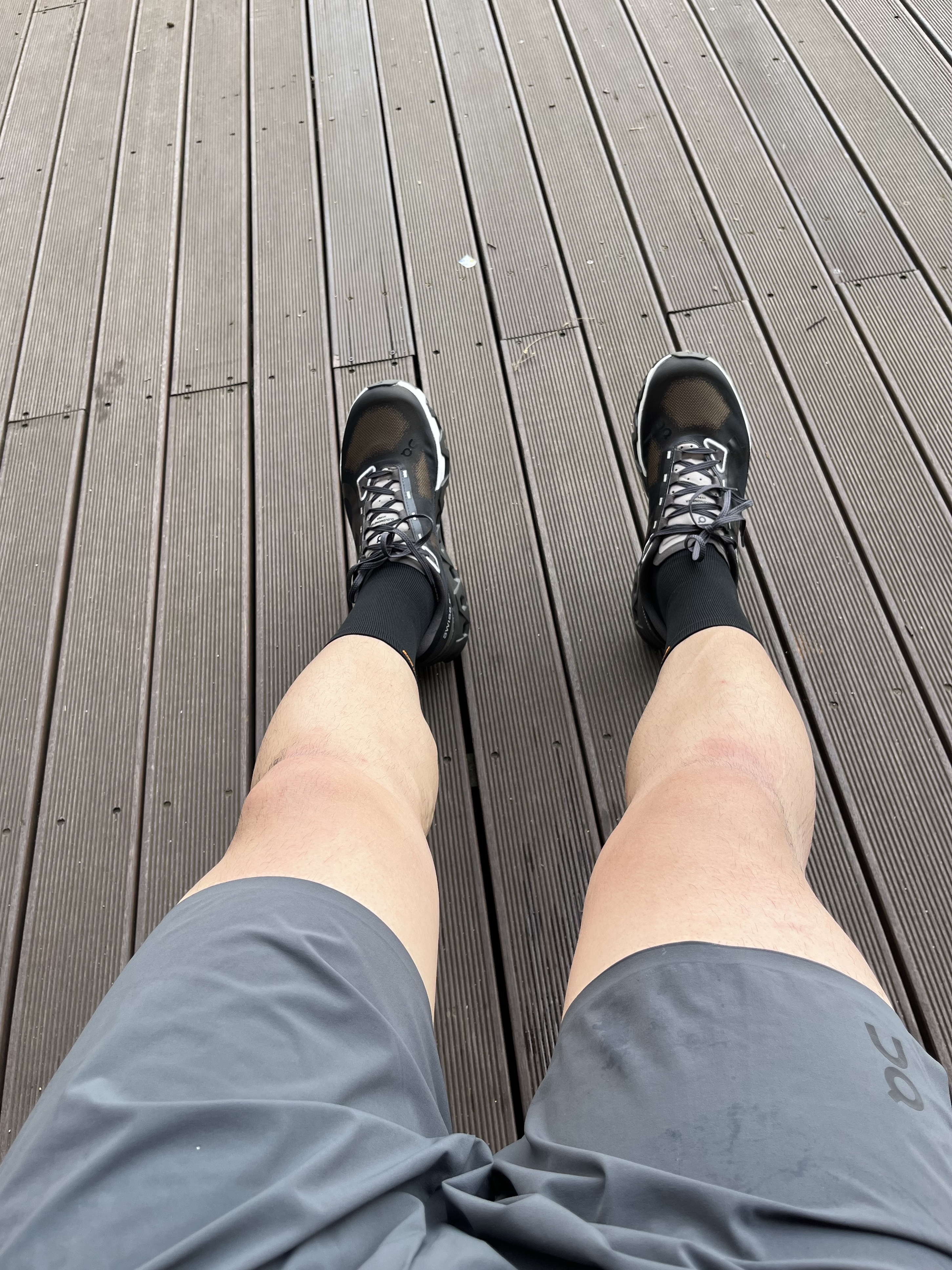 On Running x Pleasures x The Loop Cloudmonster Hyper Espresso, On Running Core T-Shirt Black 착용 스타일 - 3