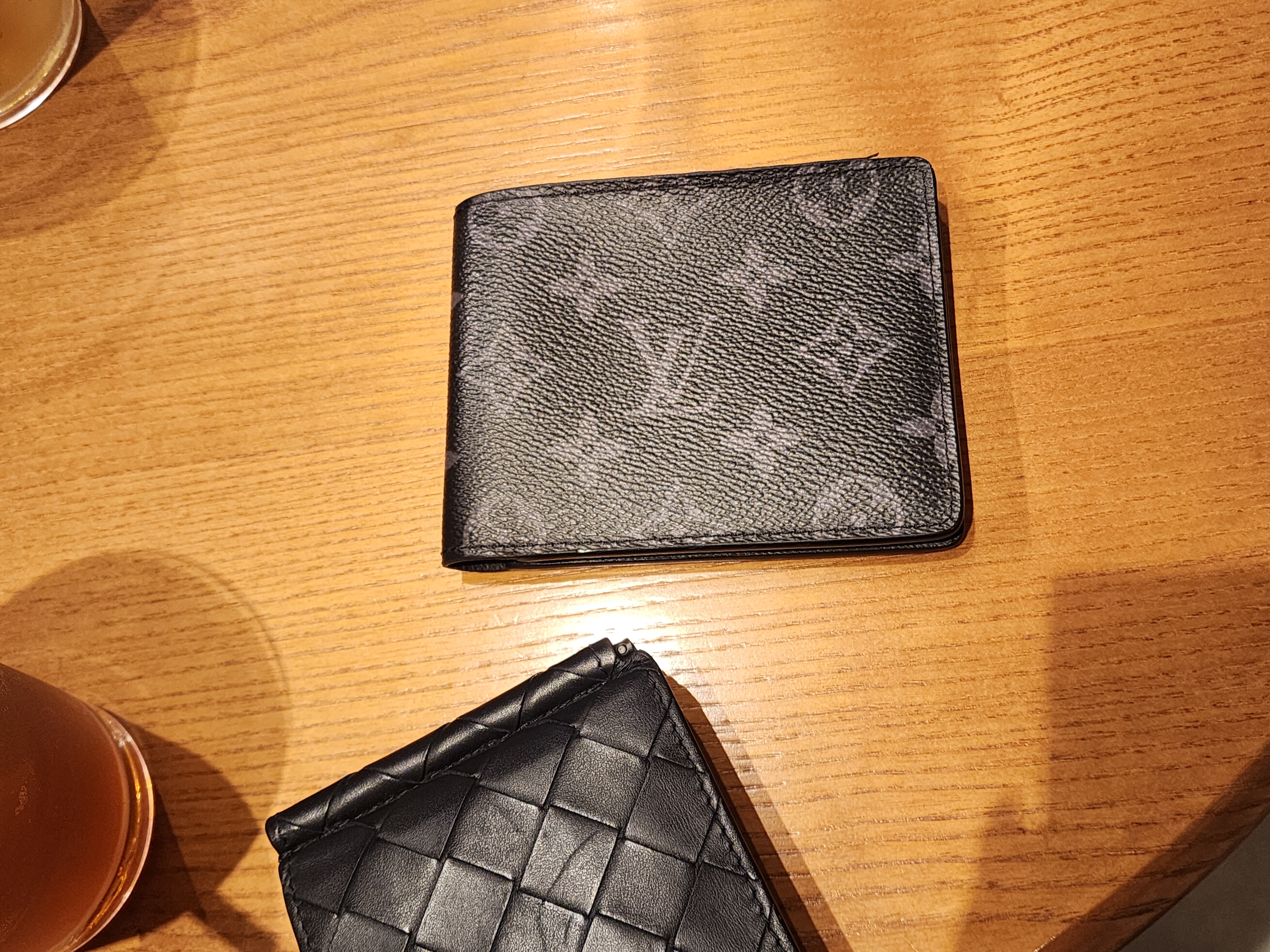 Louis Vuitton Multiple Wallet Monogram Eclipse 착용 스타일 - 1