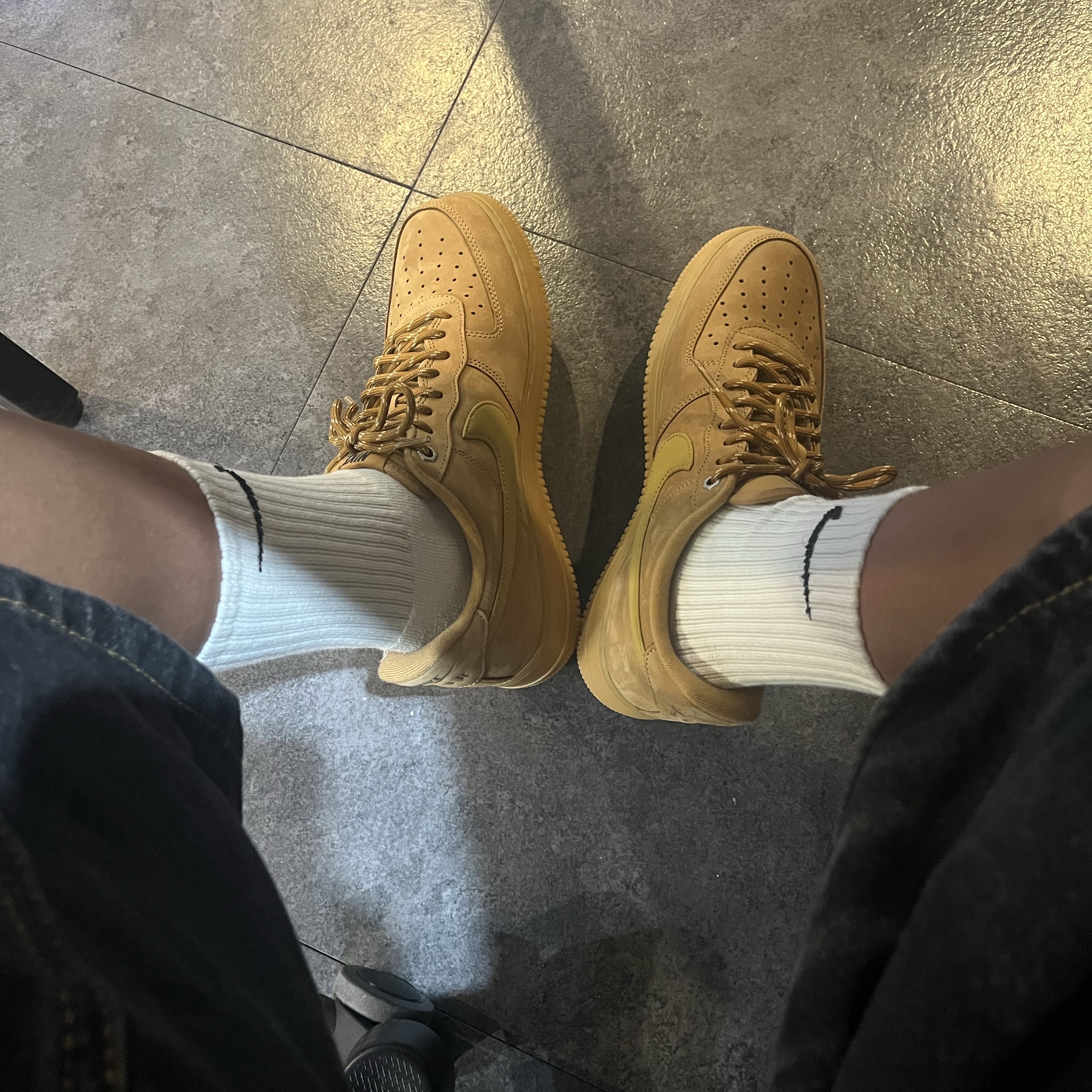 Nike Air Force 1 '07 WB Flax 착용 스타일