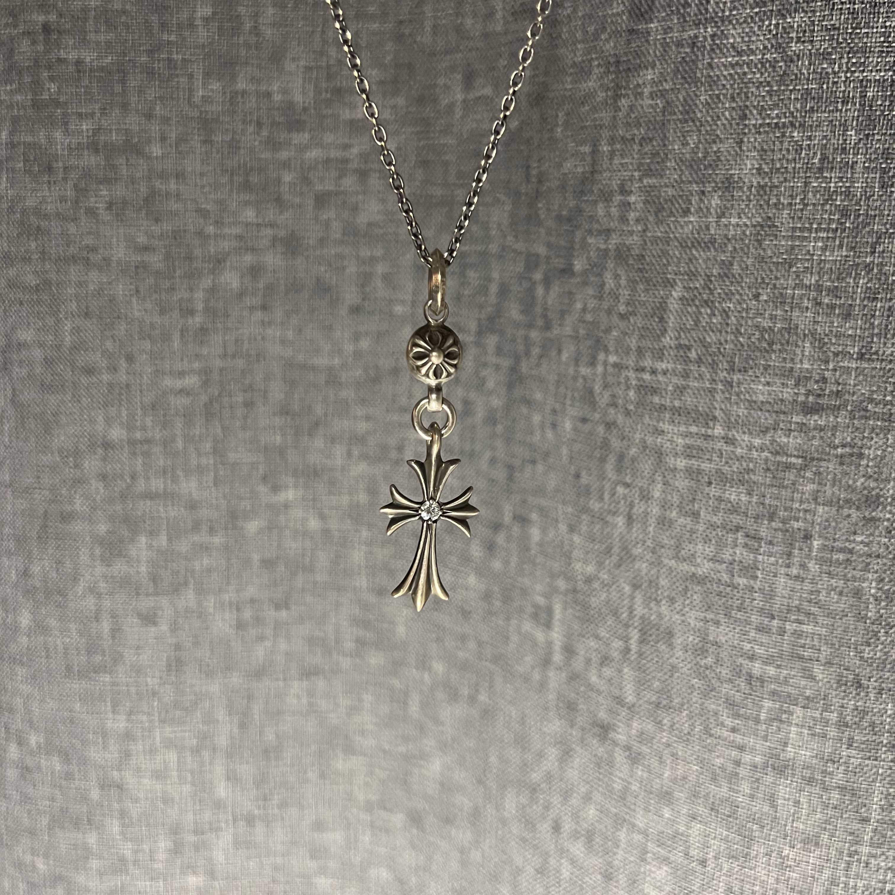 Hansroom Chrome Hearts ONE Ball Tiny Cross Charm 1P Dia 착용 스타일 - 1