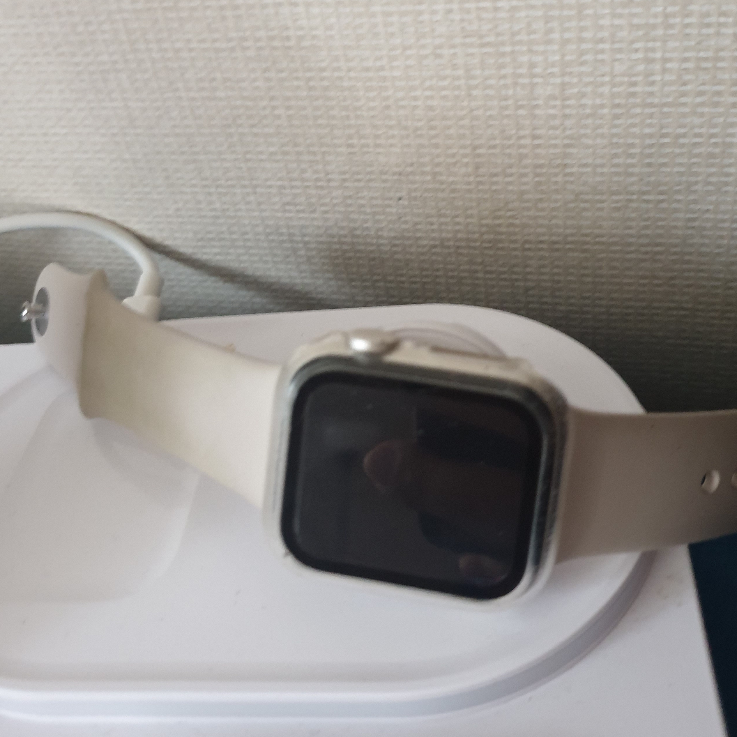 Apple Watch SE 2024 40mm GPS Starlight Aluminium Case with Sport Band S/M Starlight (Korean Ver.) 착용 스타일