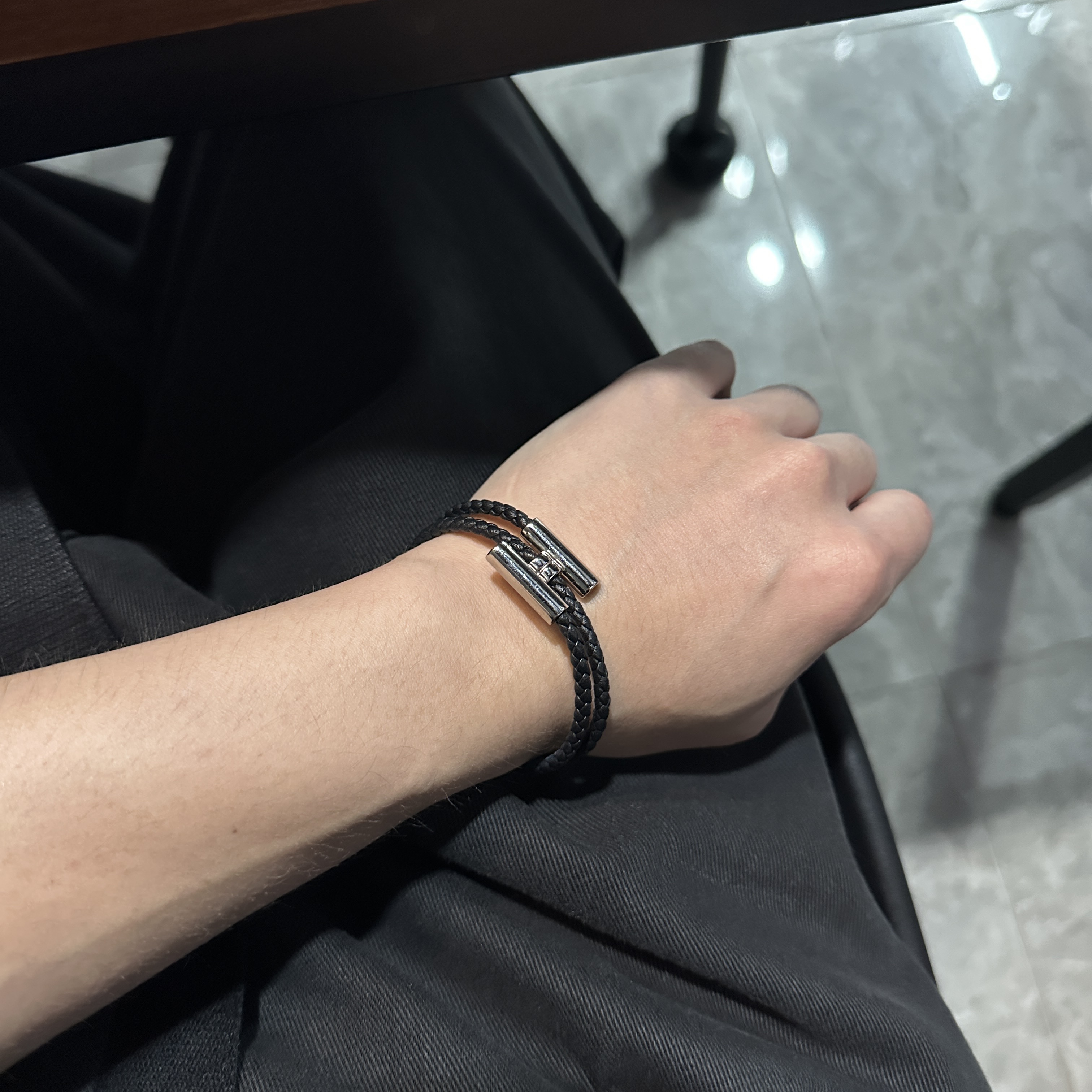 Hermes Tournis Tresse Bracelet Swift Calfskin Palladium & Noir 착용 스타일