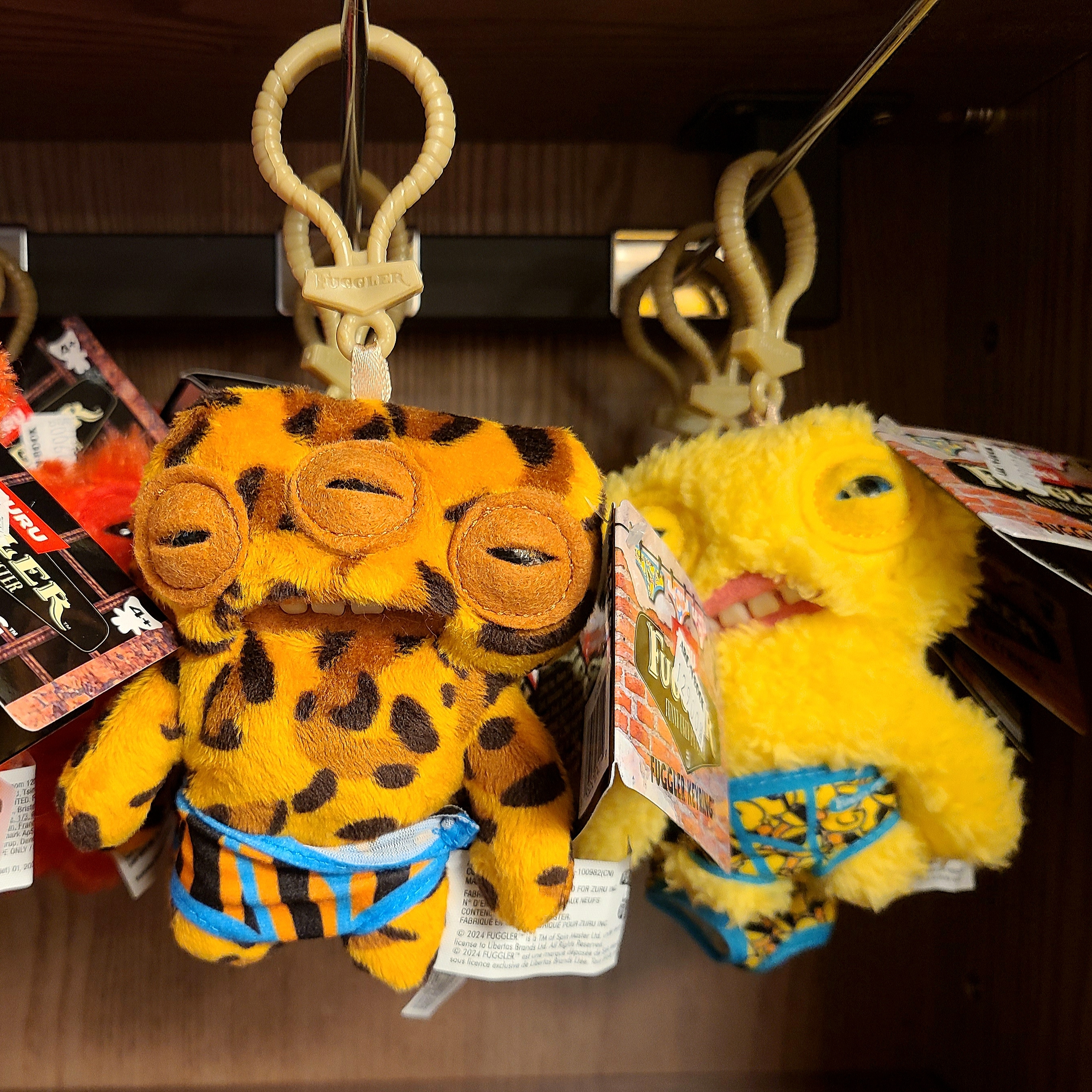 Fuggler Alien Keyring Leopard, Fuggler Squidge Keyring Yellow 착용 스타일 - 1