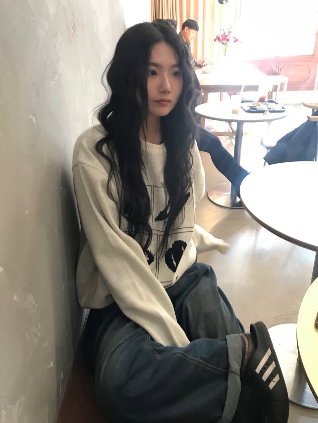 SLOW RECORD HOUSE Universe Logo Knit Ivory 착용 스타일 - 4