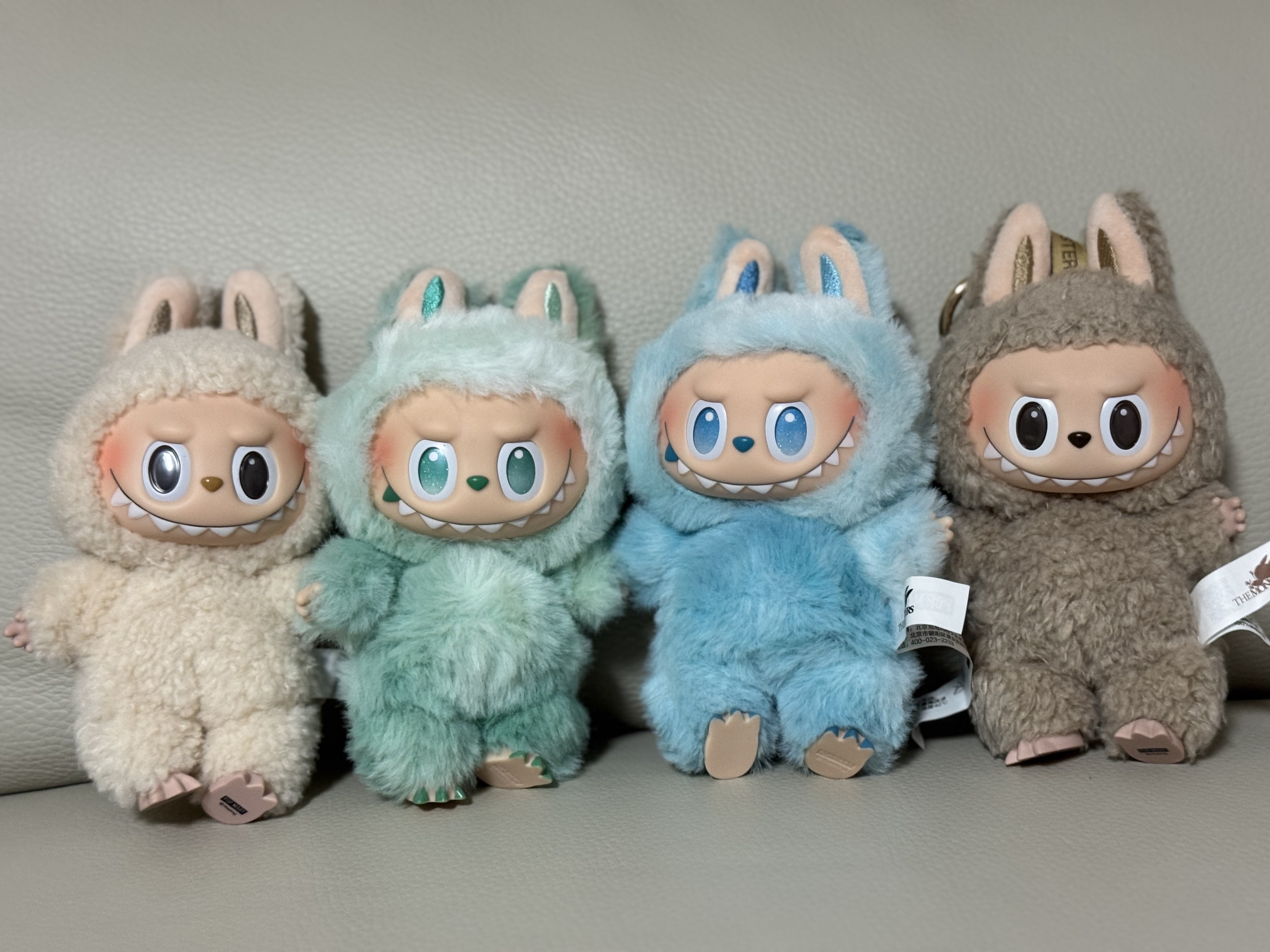 Pop Mart Labubu The Monsters Labubu Tasty Macarons Series Soymilk Keyring, Pop Mart Labubu The Monsters Labubu Tasty Macarons Series Toffe Keyring 착용 스타일