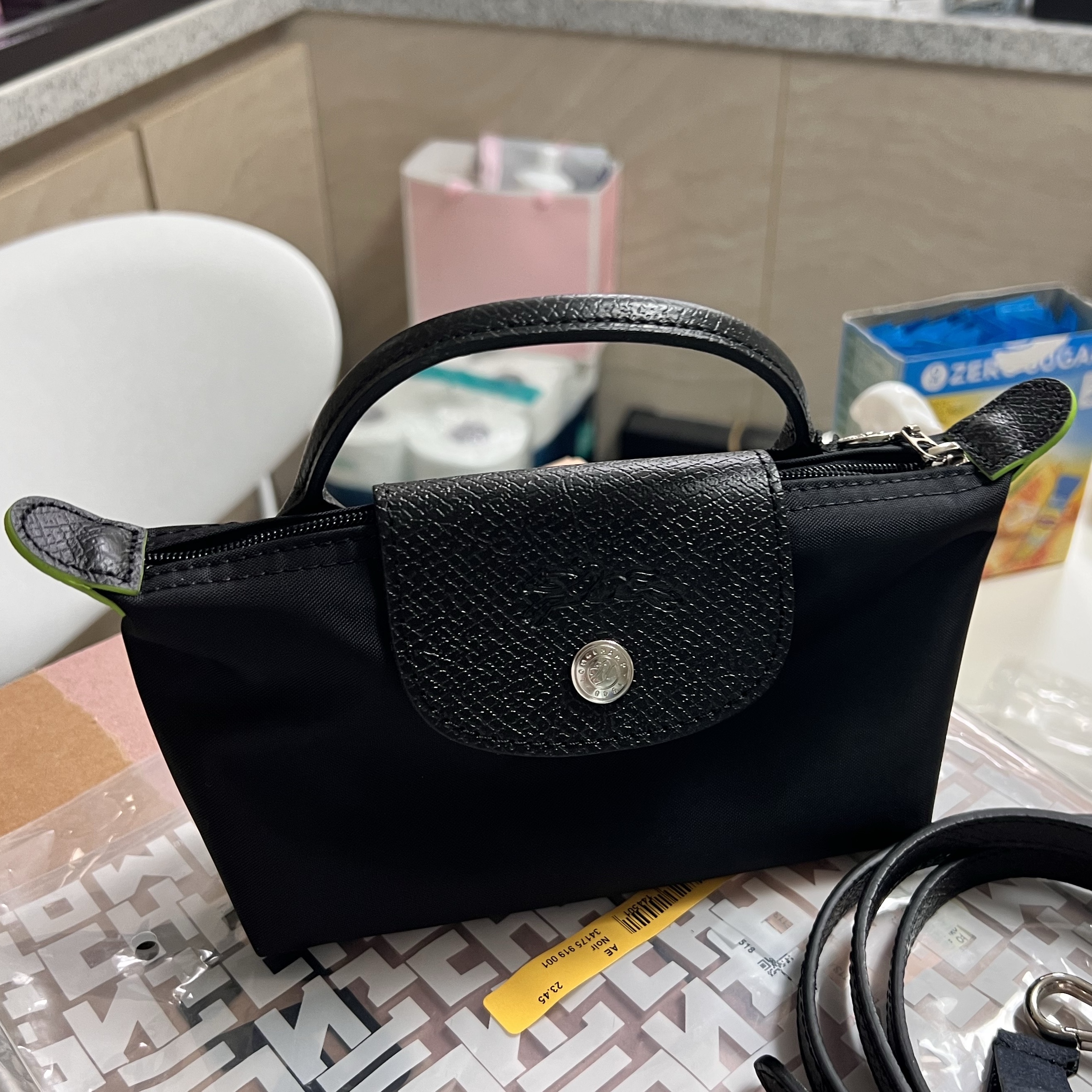 Longchamp Le Pliage Green Handle Pouch Black 착용 스타일