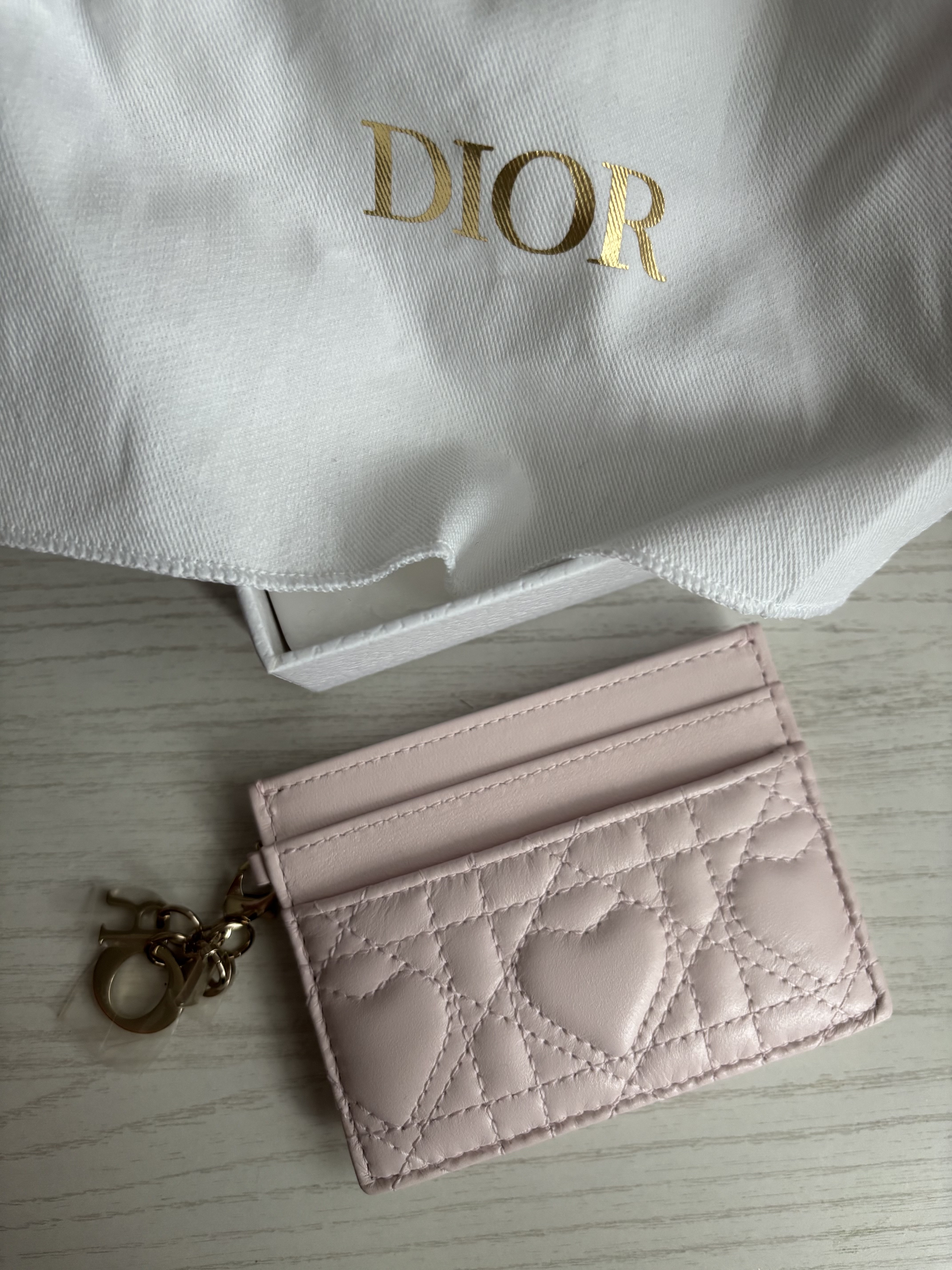 Dior Dioramour Jolie Freesia Cannage Card Holder with Heart Pale Pink 착용 스타일