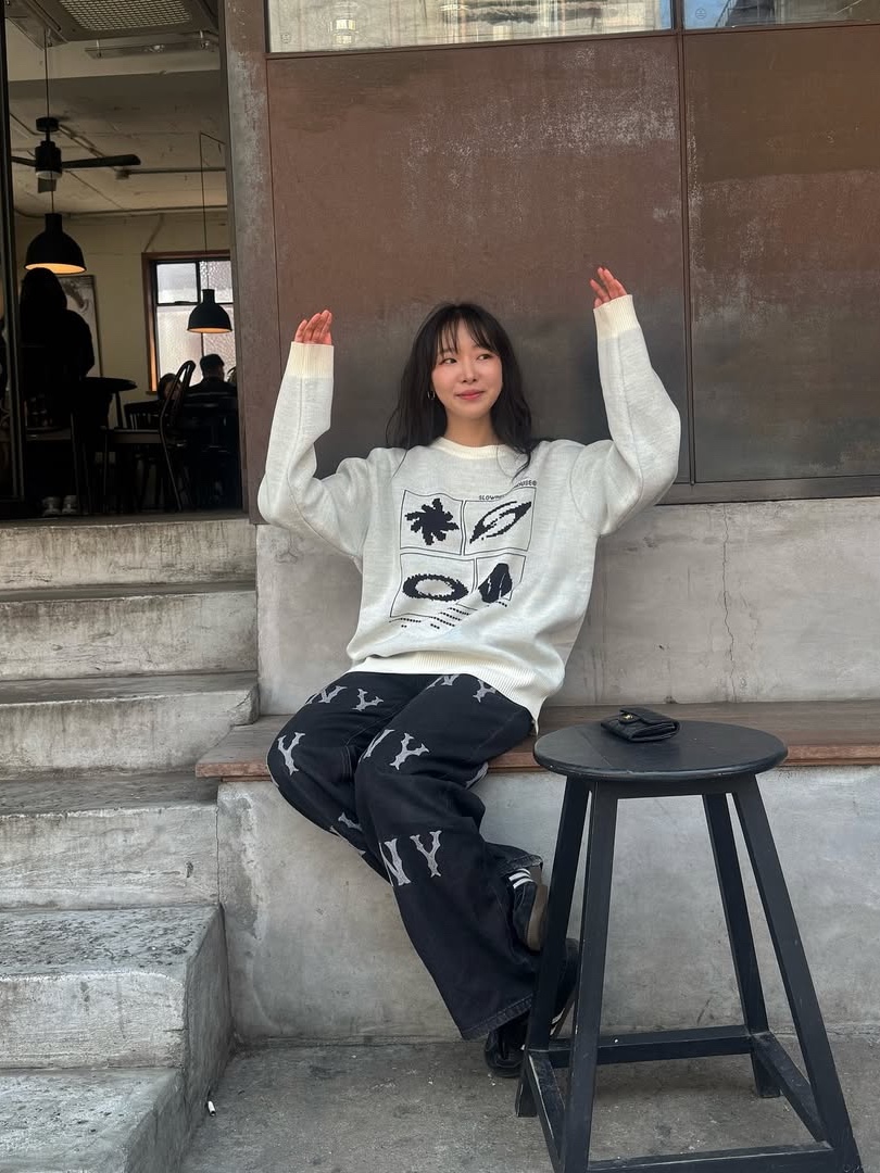 SLOW RECORD HOUSE Universe Logo Knit Ivory 착용 스타일 - 6