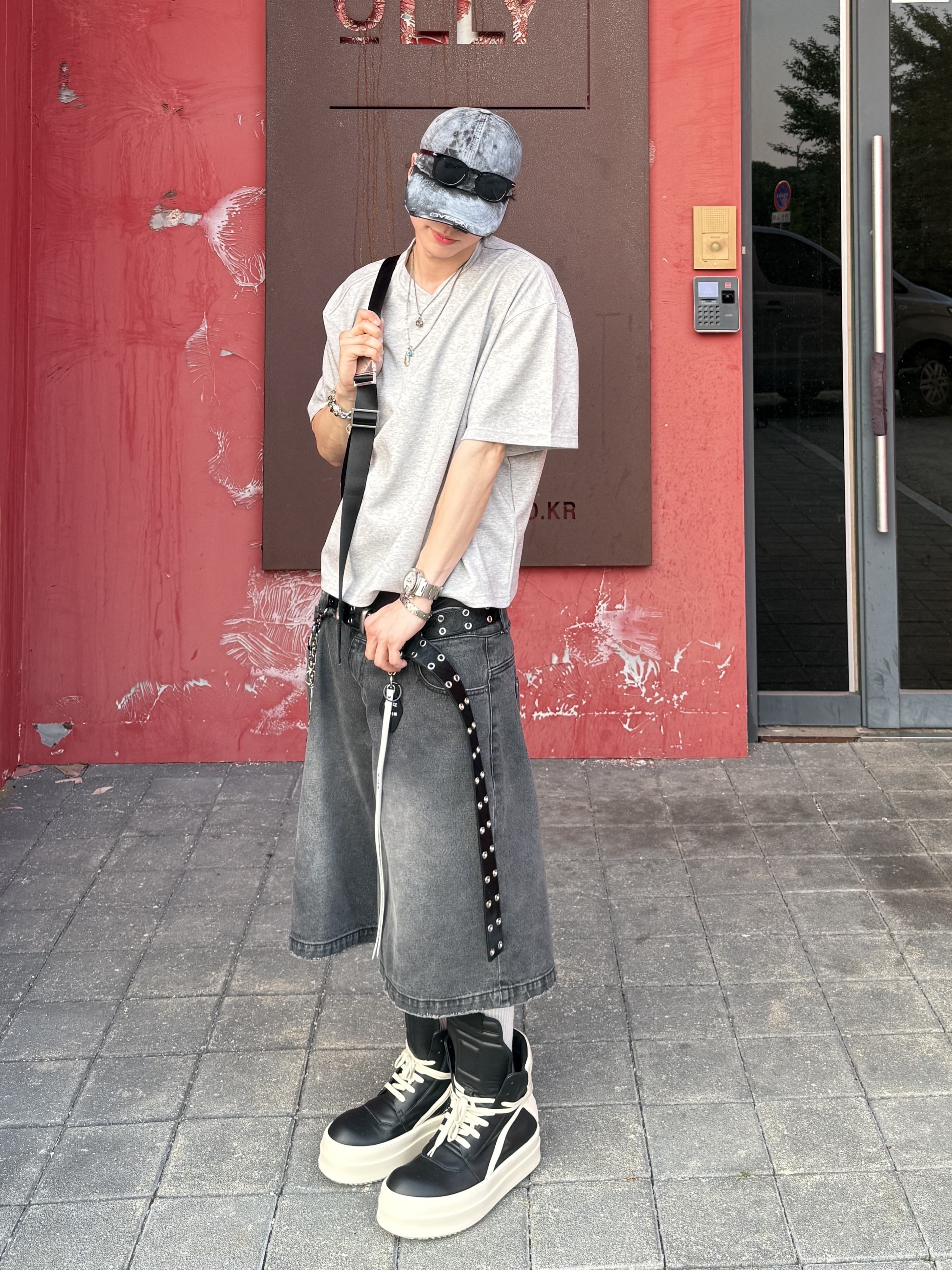 Nonnod Cropped V-Neck T-Shirt Grey, Rick Owens Hollywood Mega Bumper Geobasket in Full Grain Calf Leather Black Milk 착용 스타일 - 3