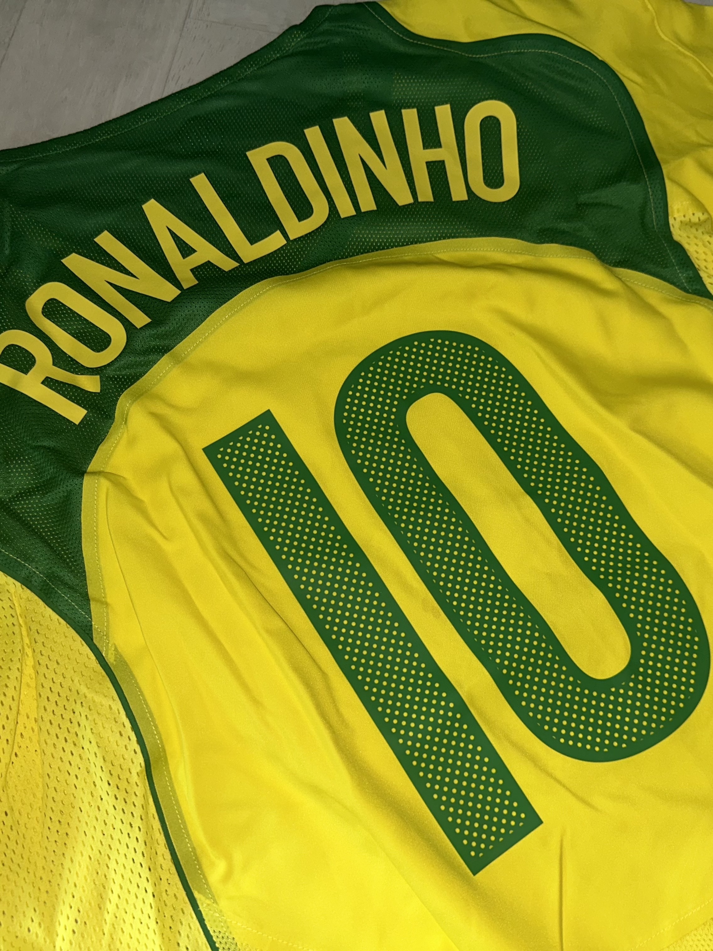 Nike Ronaldinho Brazil 2004 Total 90 Reissue Soccer Replica Jersey (Marking Ver.) 착용 스타일 - 1