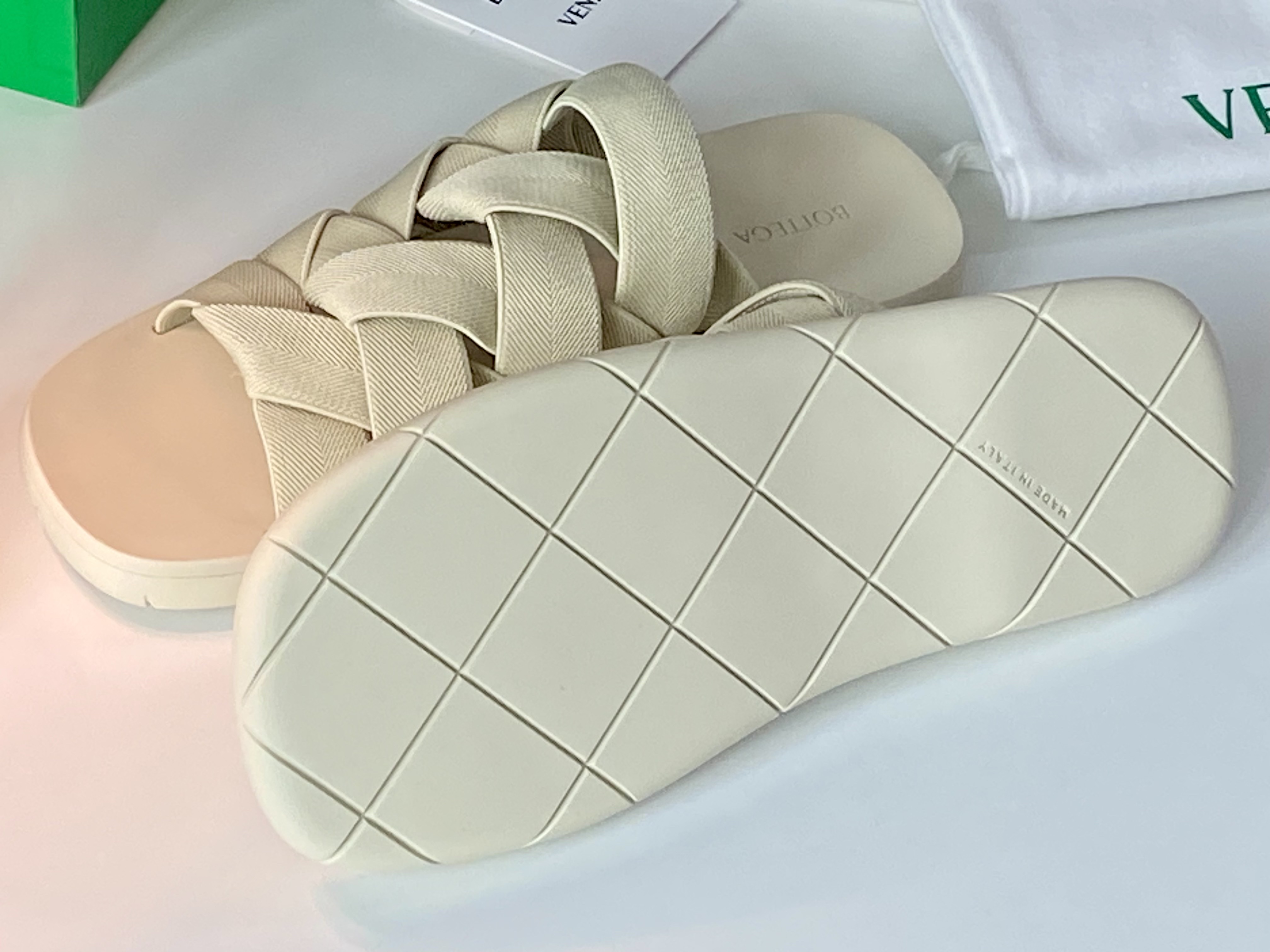 Bottega Veneta Plat Mule Sea Salt, Bottega Veneta Plat Mule Black 착용 스타일 - 5