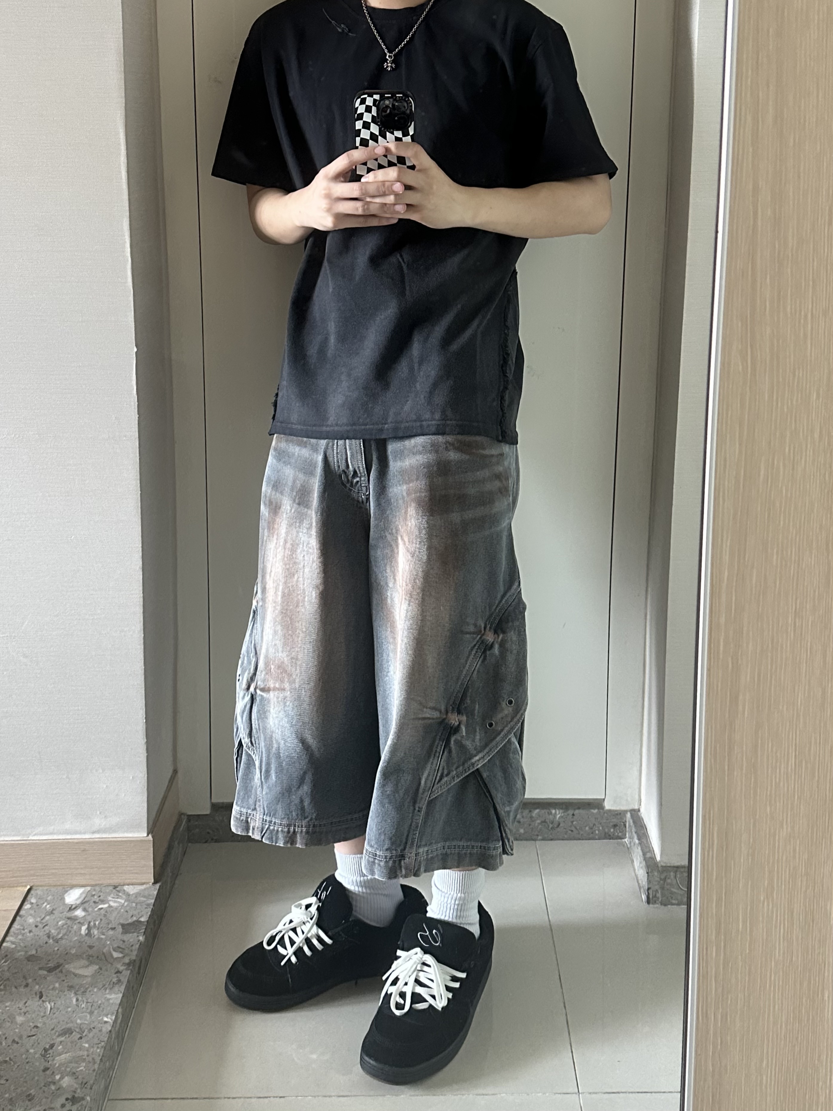 BLR Destroyed Gradation Bleached Short Sleeve T-Shirt Black, BLR Curved Cover Cargo Bermuda Washing Denim Pants Oiled 착용 스타일