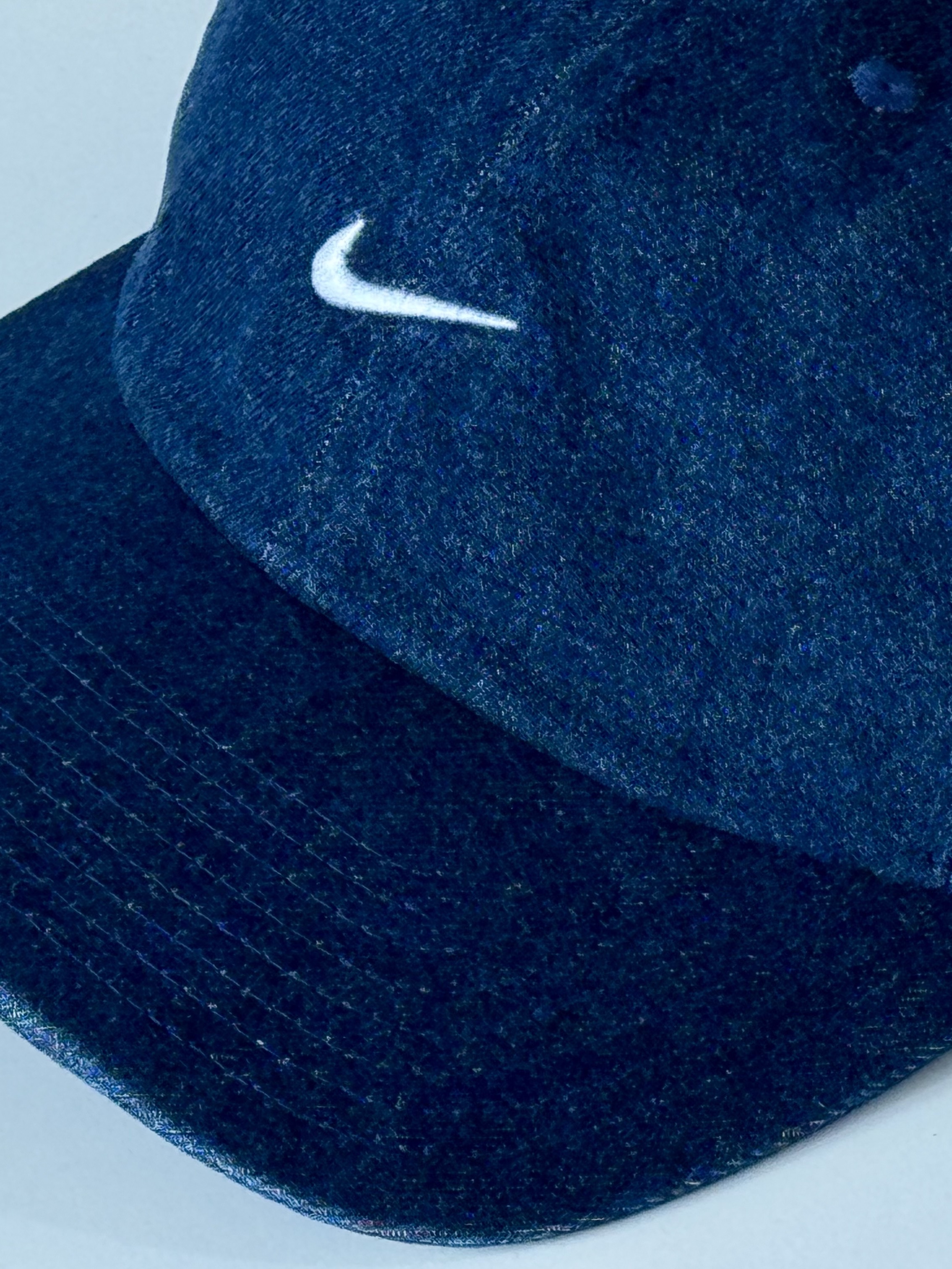 (W) Nike NSW Chill Knit Graphic T-Shirt Midnight Navy, Nike Club Unstructured Denim Cap College Navy White 착용 스타일 - 6