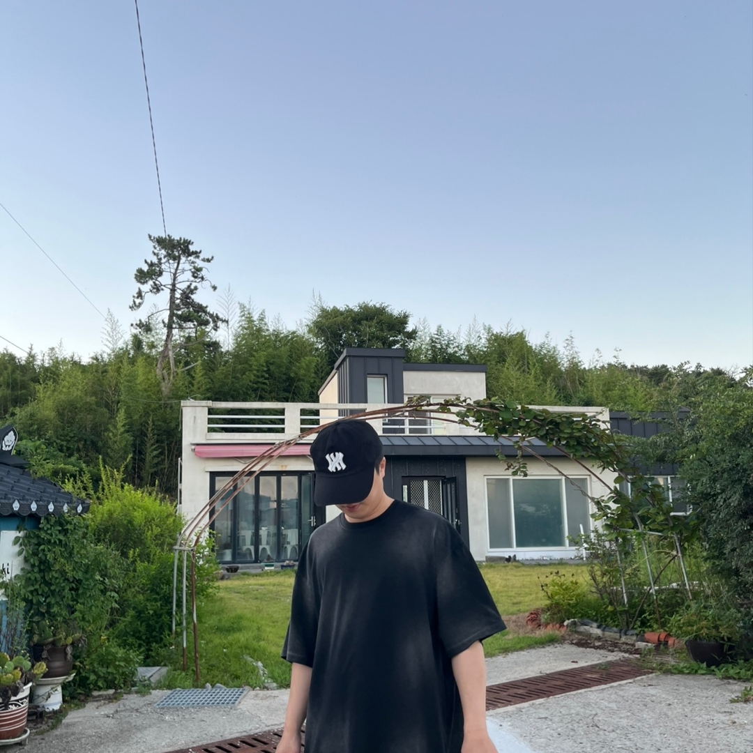 [더블적립]Farfromwhat Far Patch Logo Cap Black, Nonnod Back Detail T Shirt Washed Black 착용 스타일 - 2