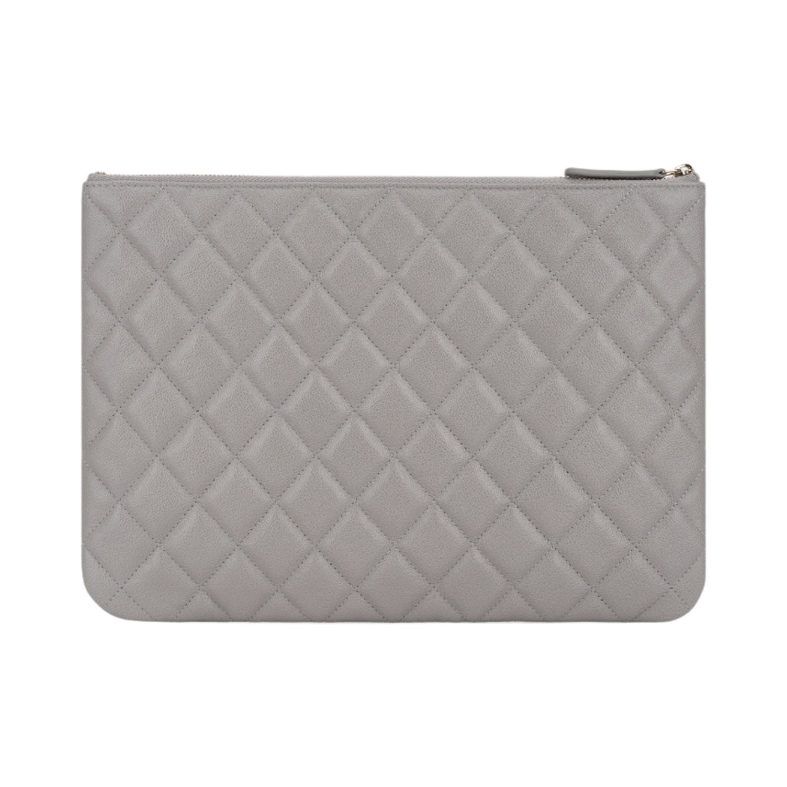샤넬 미디움 파우치 그레인드 카프스킨 & 골드 메탈 라이트 그레이(Chanel Medium Pouch Grained Calfskin & Gold Light Grey) - 2