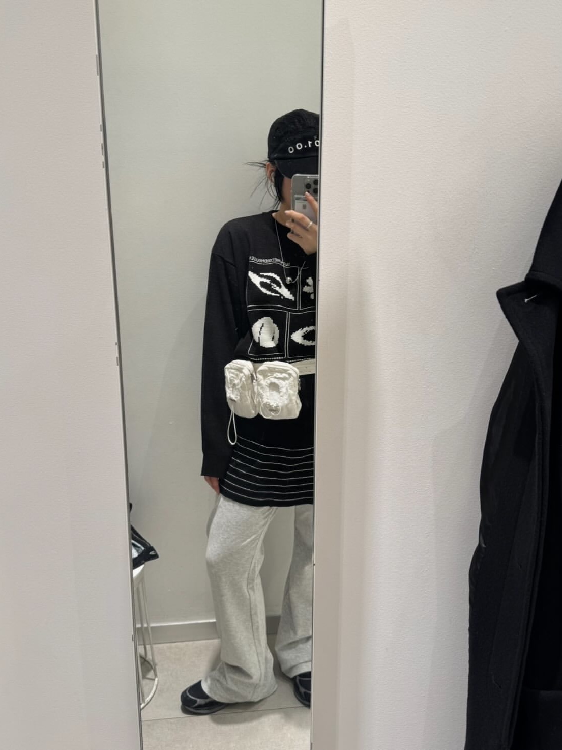 SLOW RECORD HOUSE Universe Logo Knit Black 착용 스타일 - 3