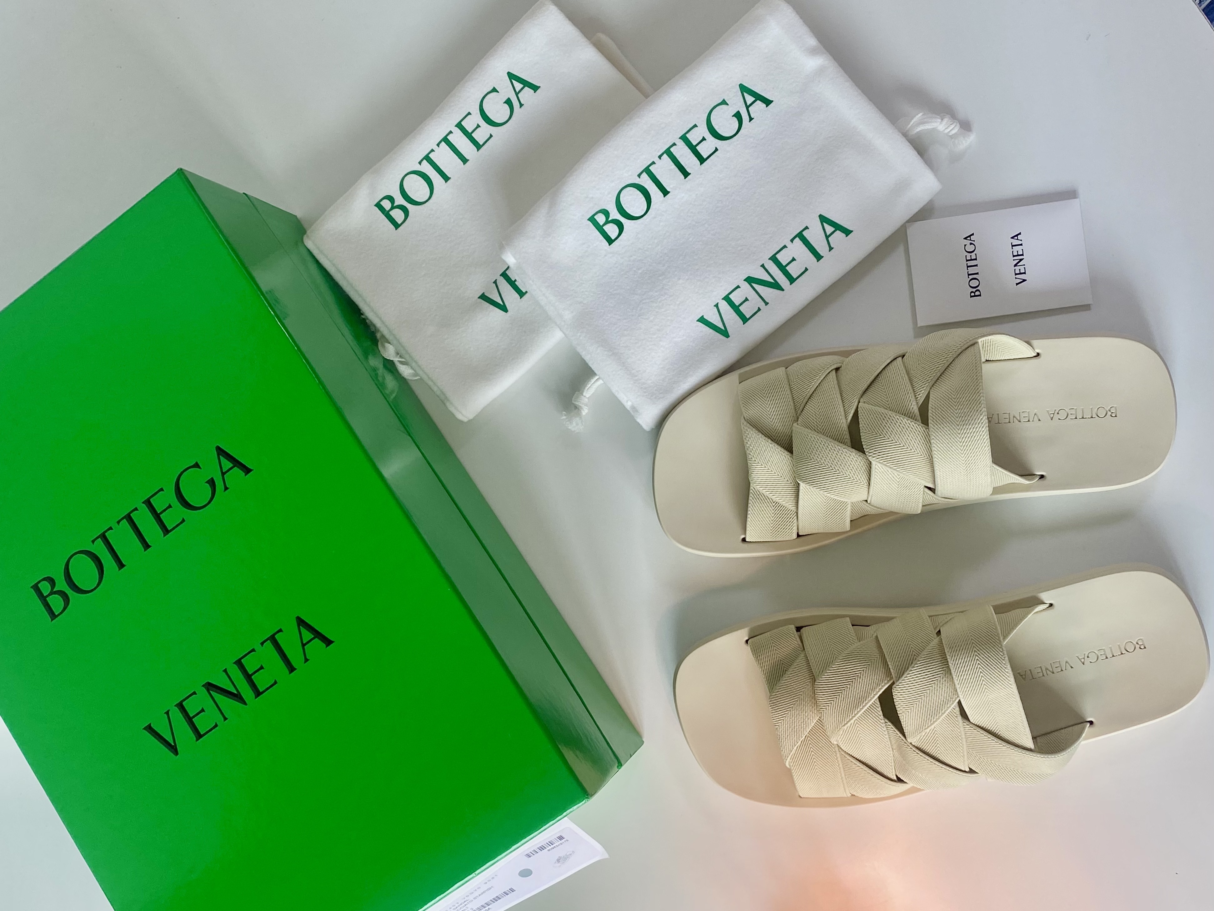 Bottega Veneta Plat Mule Sea Salt, Bottega Veneta Plat Mule Black 착용 스타일 - 3