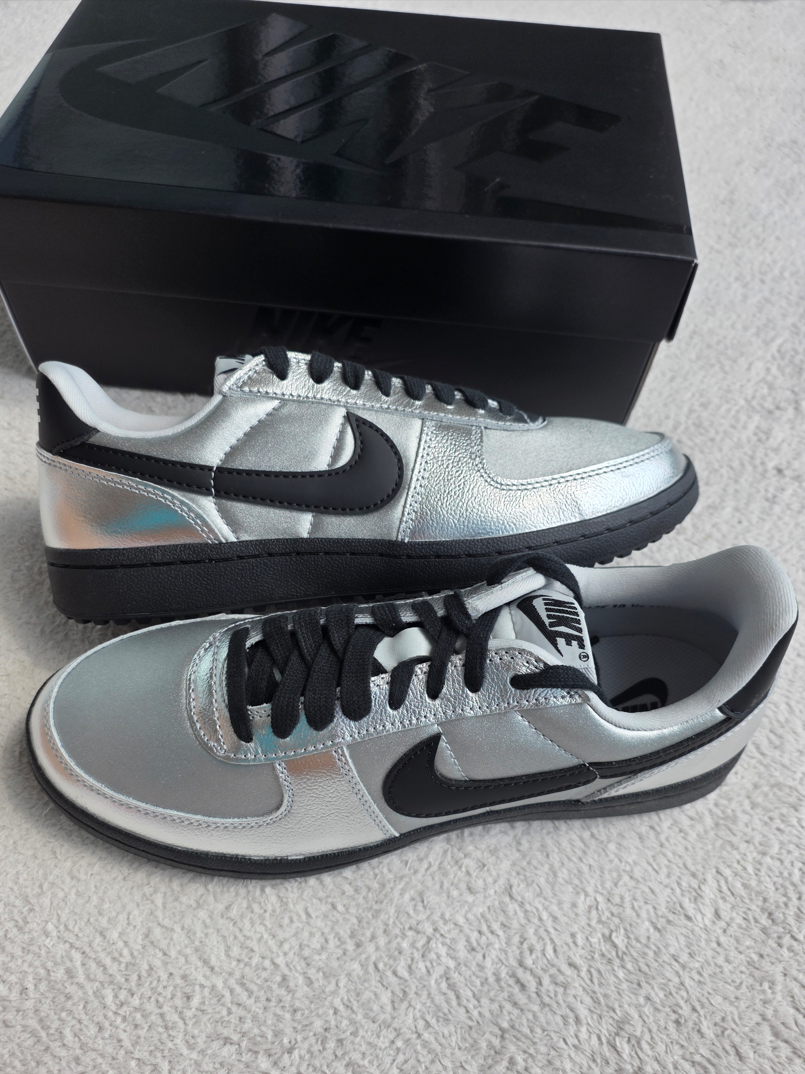 (W) Nike Field General Metallic Silver Photon Dust 착용 스타일 - 1