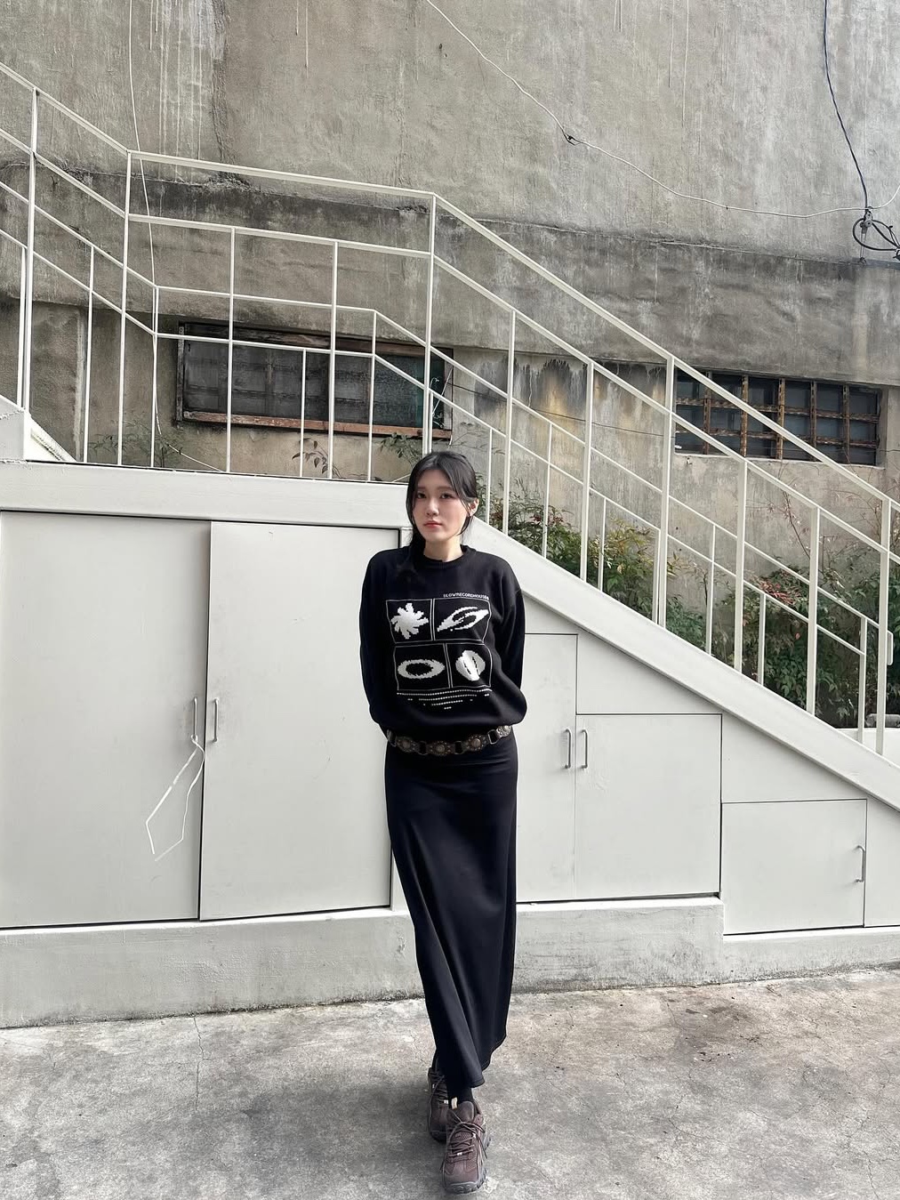SLOW RECORD HOUSE Universe Logo Knit Black 착용 스타일 - 8