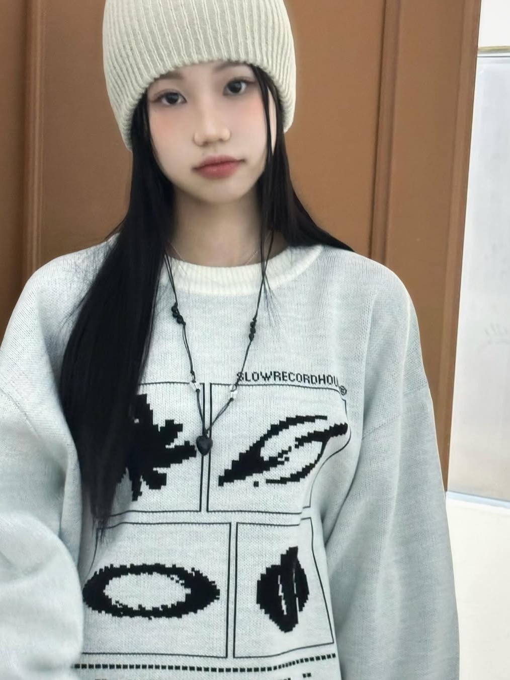 SLOW RECORD HOUSE Universe Logo Knit Ivory 착용 스타일 - 1