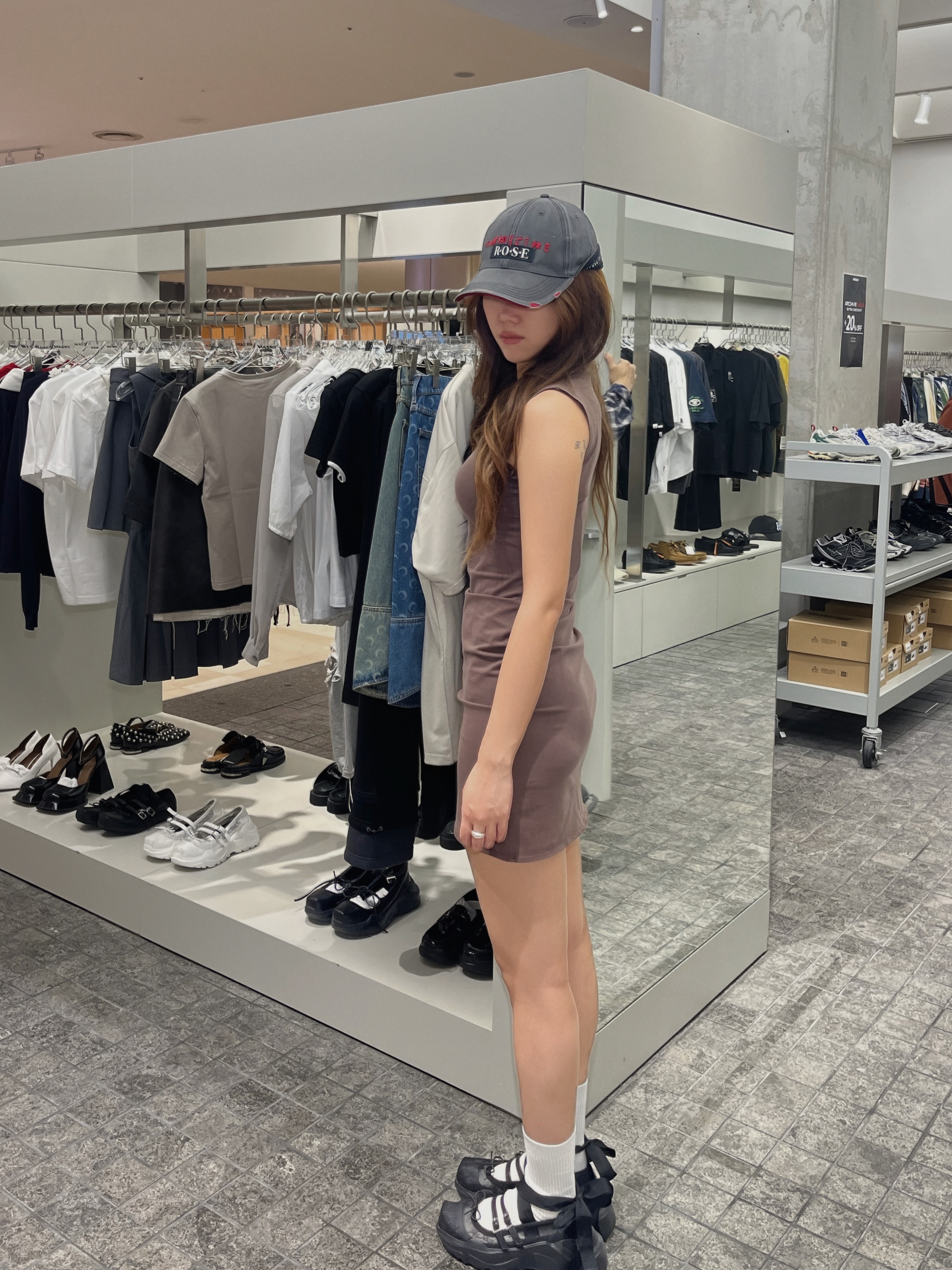 Entire Studios Women Sleeveless Mini Cotton Spandex Brunette - 25SS, Martine Rose Roll Back Cap Grey And Red - 25SS 착용 스타일 - 2