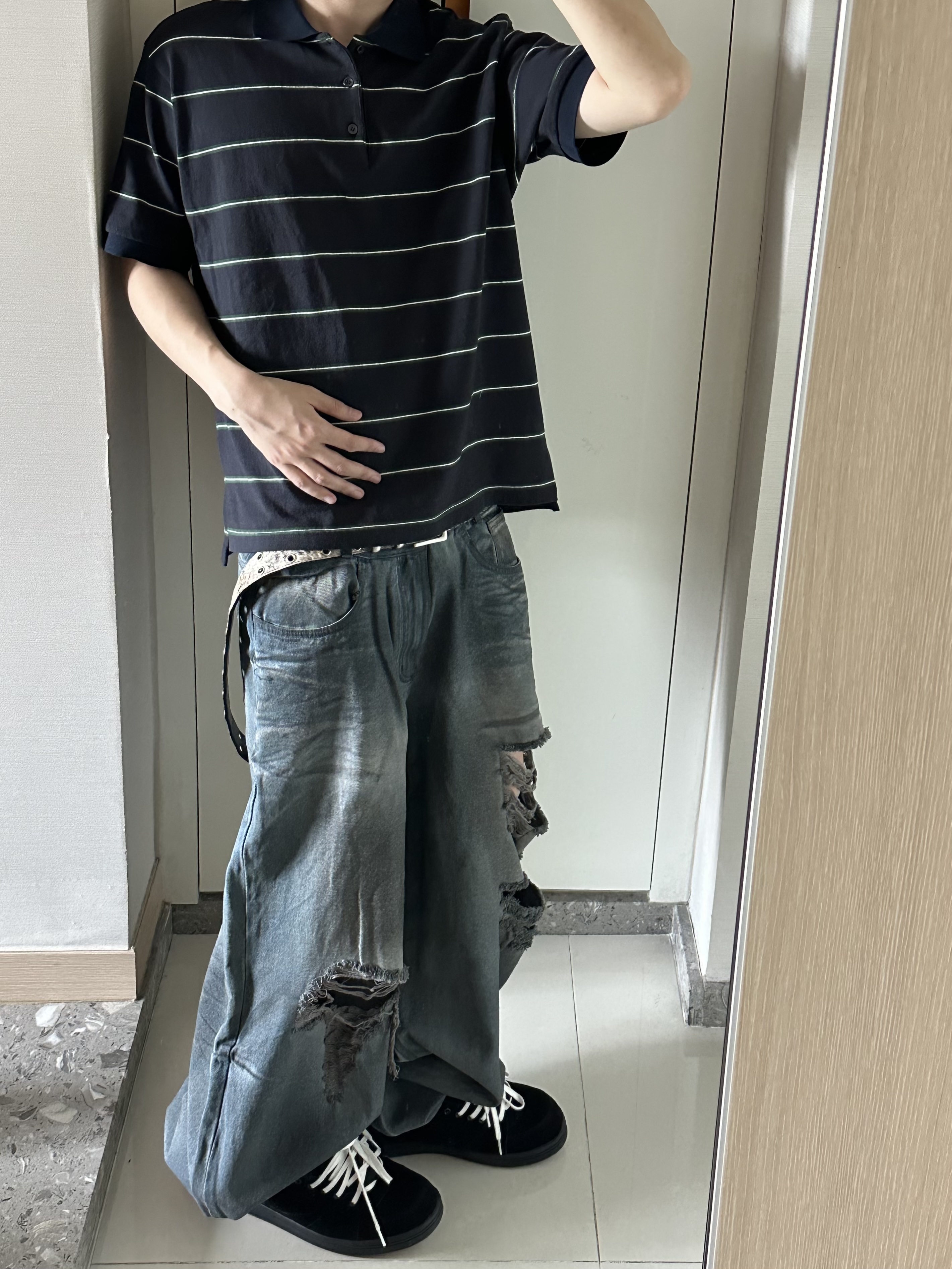 BLR Destroyed Oil Washed Wide Denim Pants Light Blue 착용 스타일