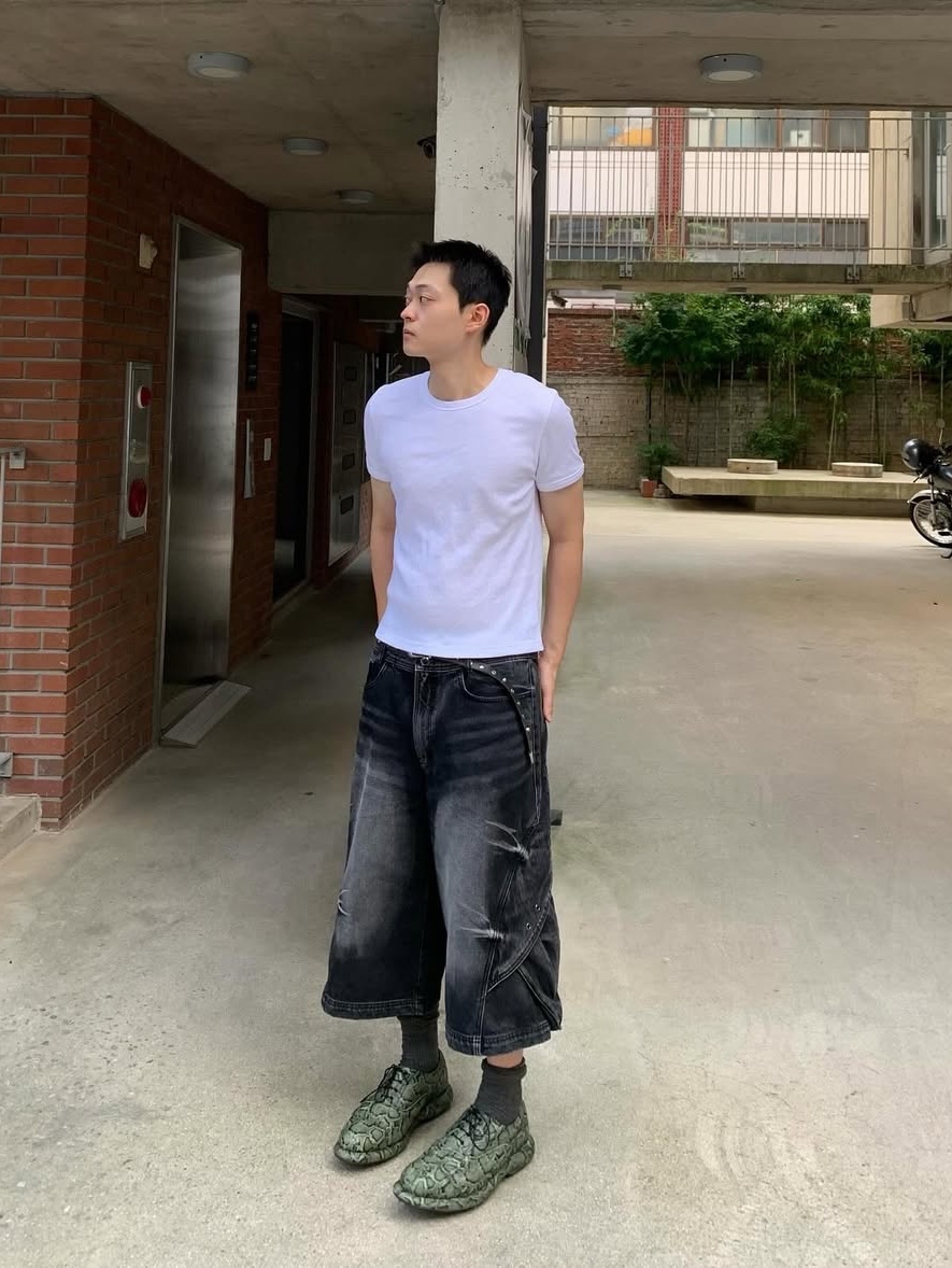BLR Curved Cover Cargo Bermuda Washing Denim Pants Black 착용 스타일