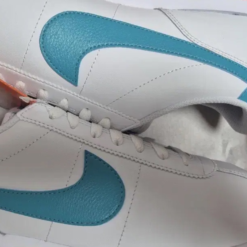 Nike Cortez White Cosmic Clay 착용 스타일
