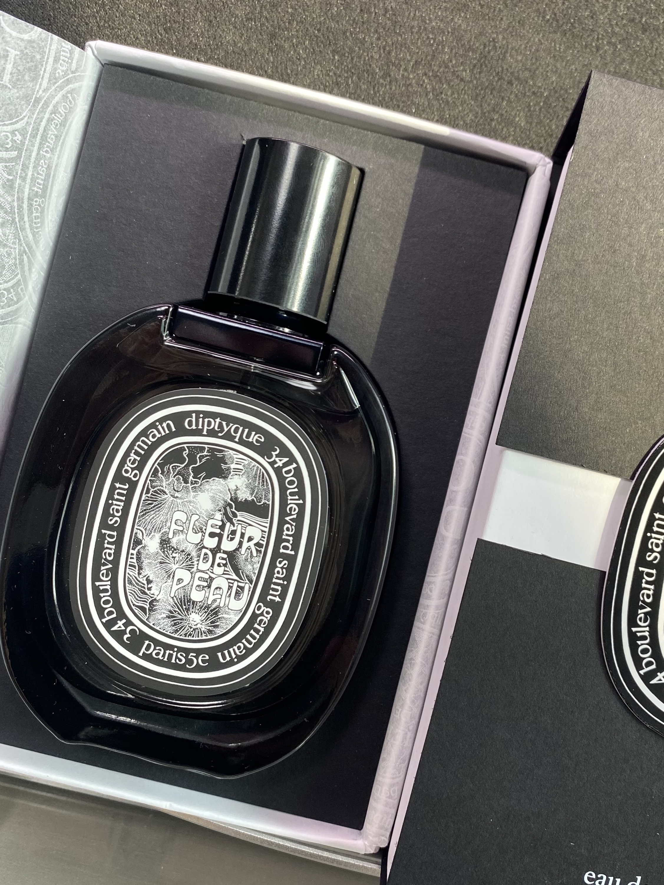 Diptyque Fleur De Peau Eau De Parfum 75ml 착용 스타일 - 2