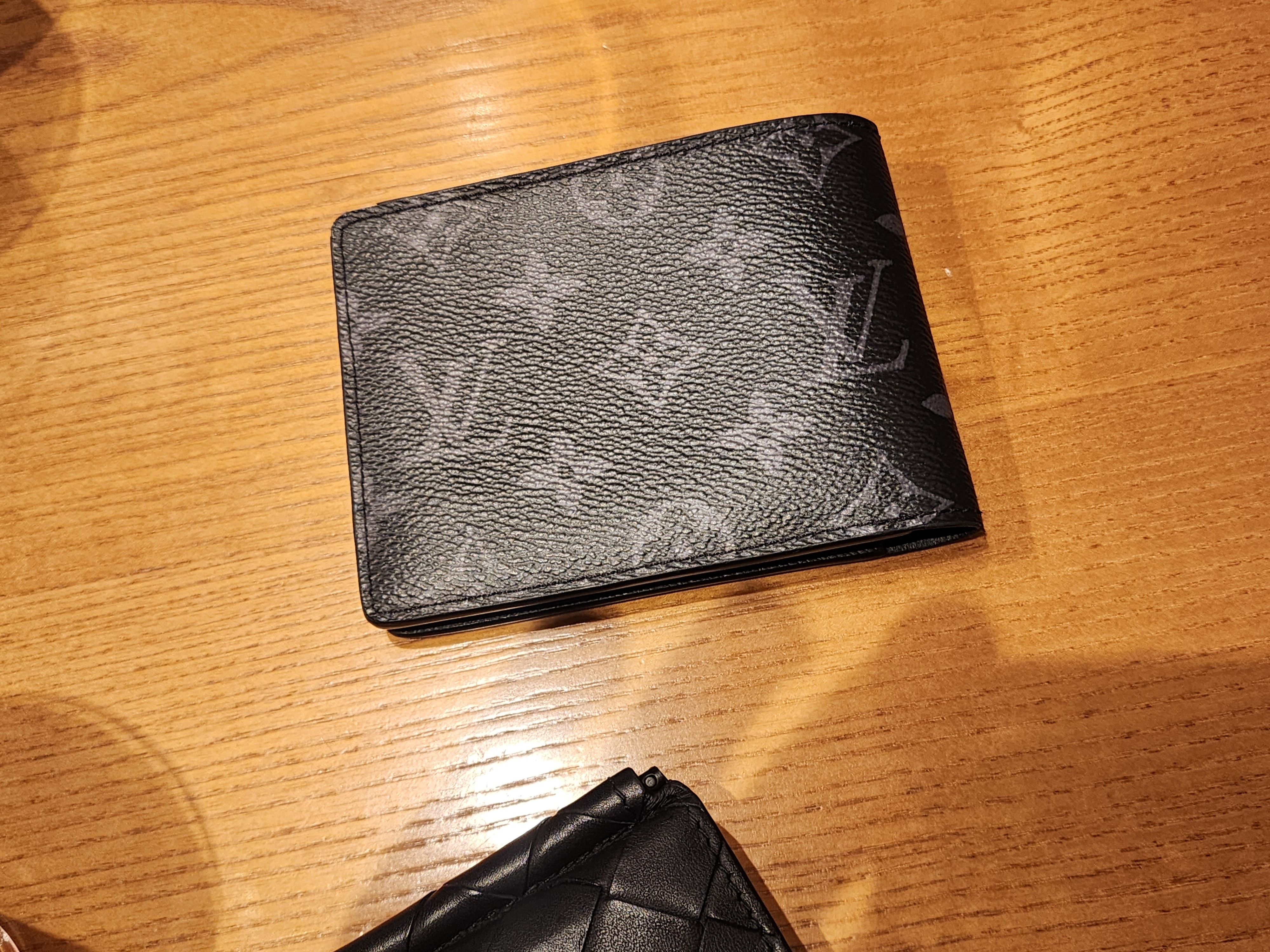 Louis Vuitton Multiple Wallet Monogram Eclipse 착용 스타일 - 2