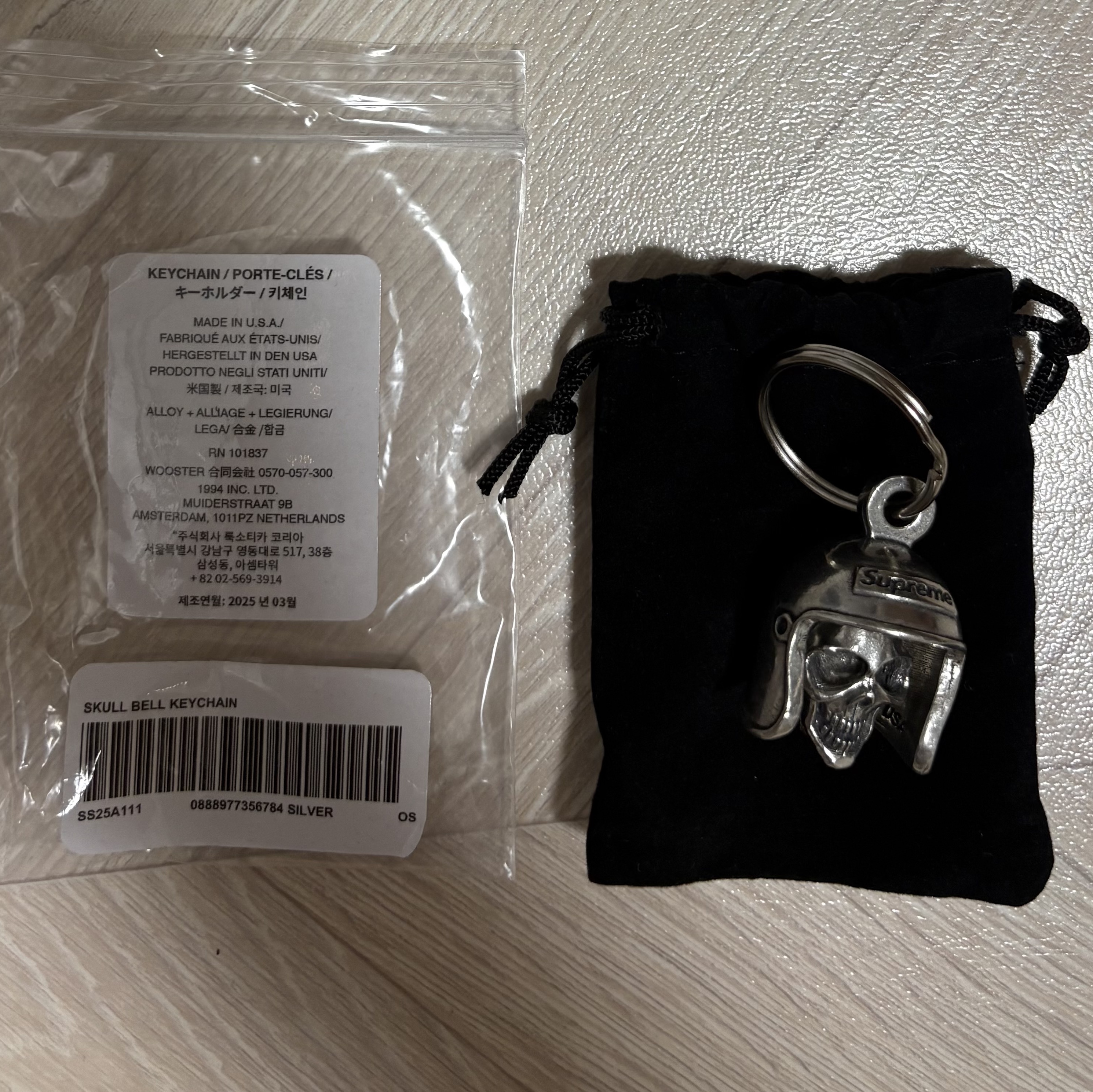 Supreme Skull Bell Keychain Silver - 25SS 착용 스타일
