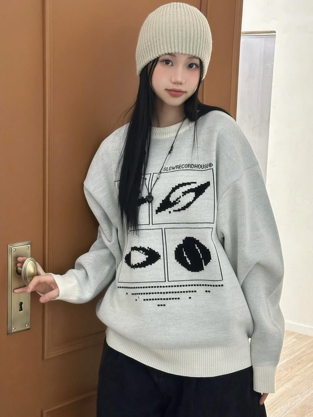 SLOW RECORD HOUSE Universe Logo Knit Ivory 착용 스타일 - 2