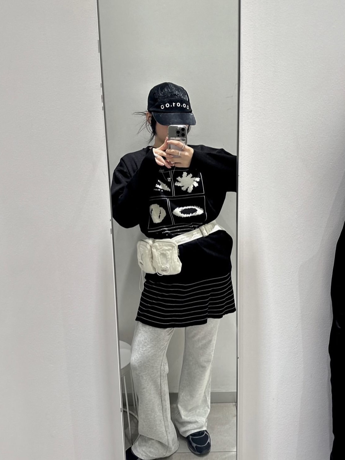SLOW RECORD HOUSE Universe Logo Knit Black 착용 스타일 - 4
