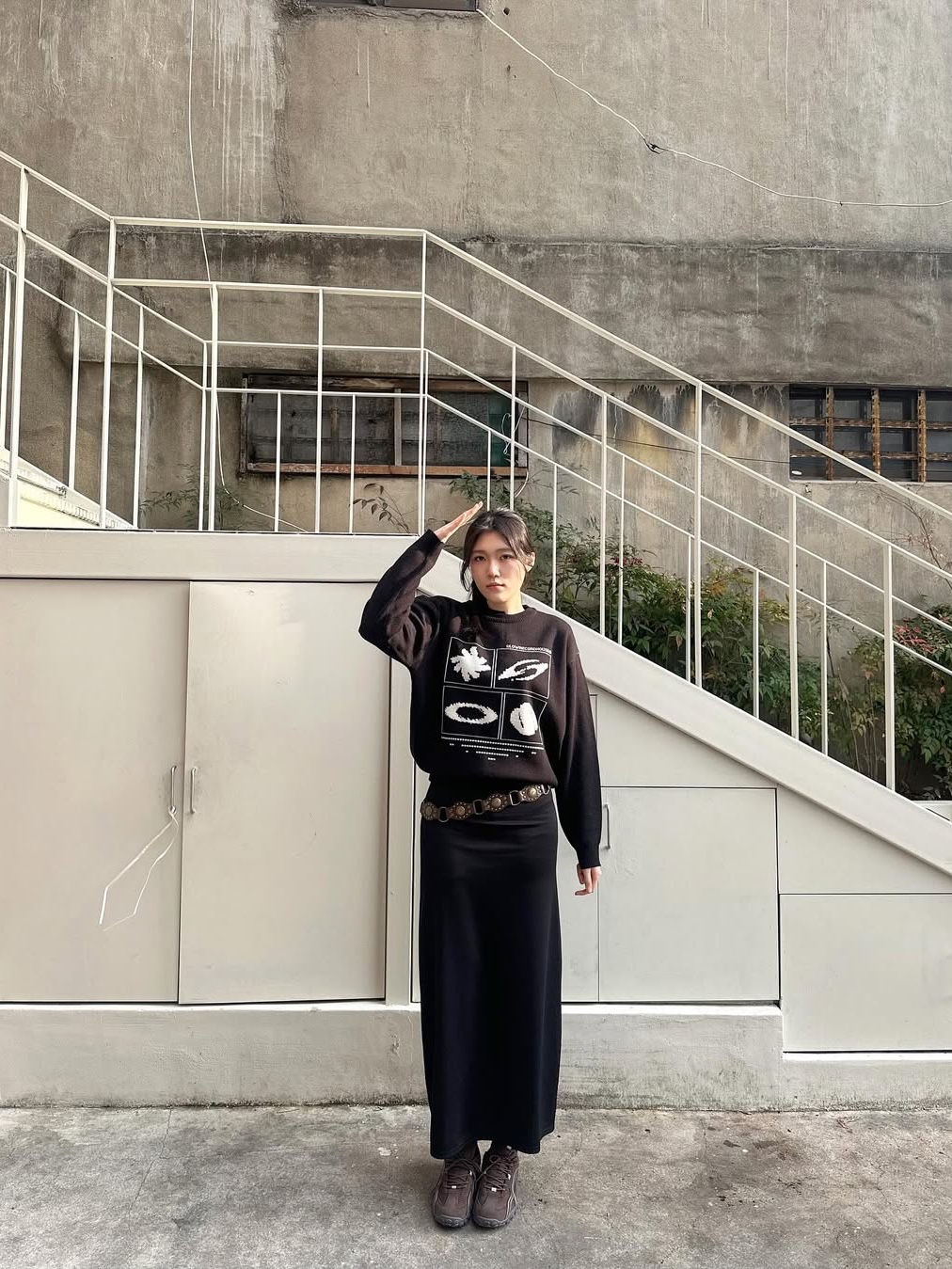SLOW RECORD HOUSE Universe Logo Knit Black 착용 스타일 - 6