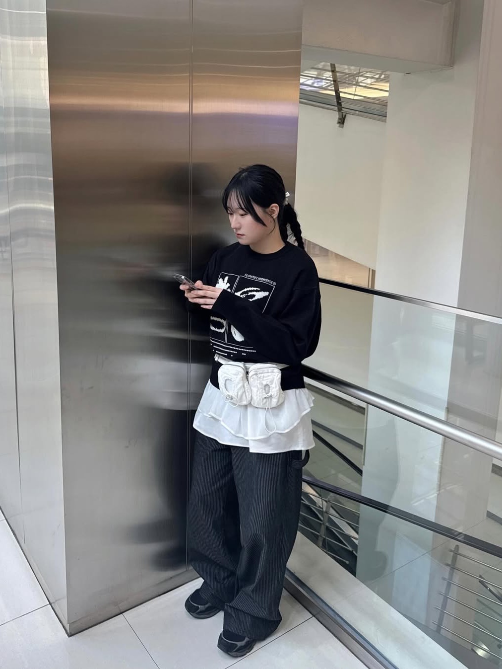 SLOW RECORD HOUSE Universe Logo Knit Black 착용 스타일 - 2