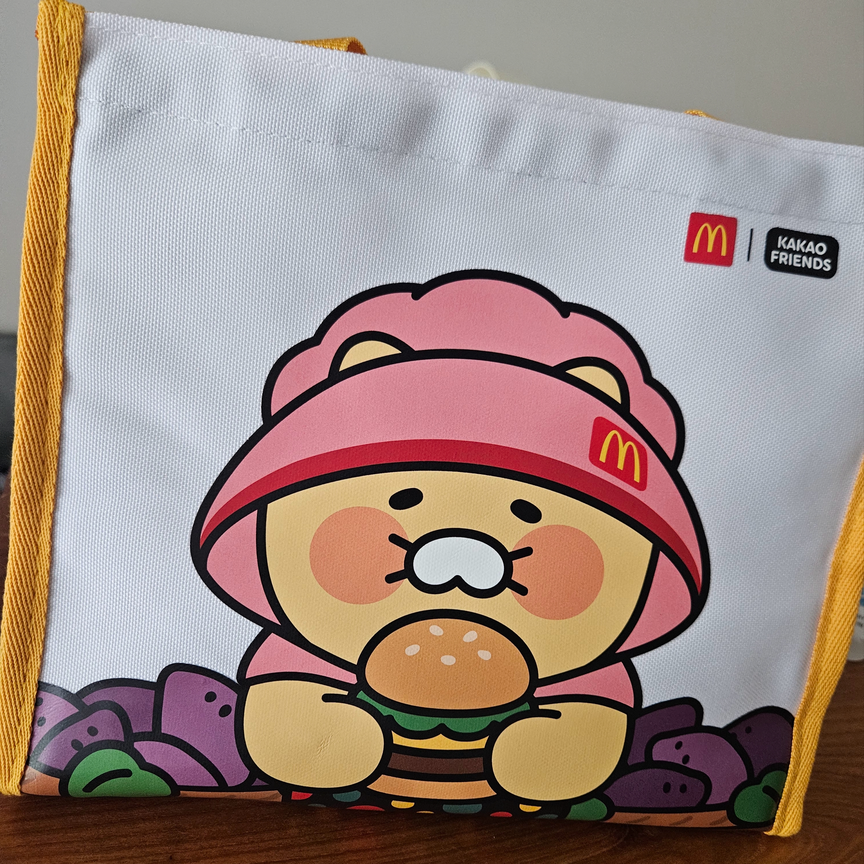 McDonald’s x Kakao Friends Choonsik Cooler Bag 착용 스타일 - 3