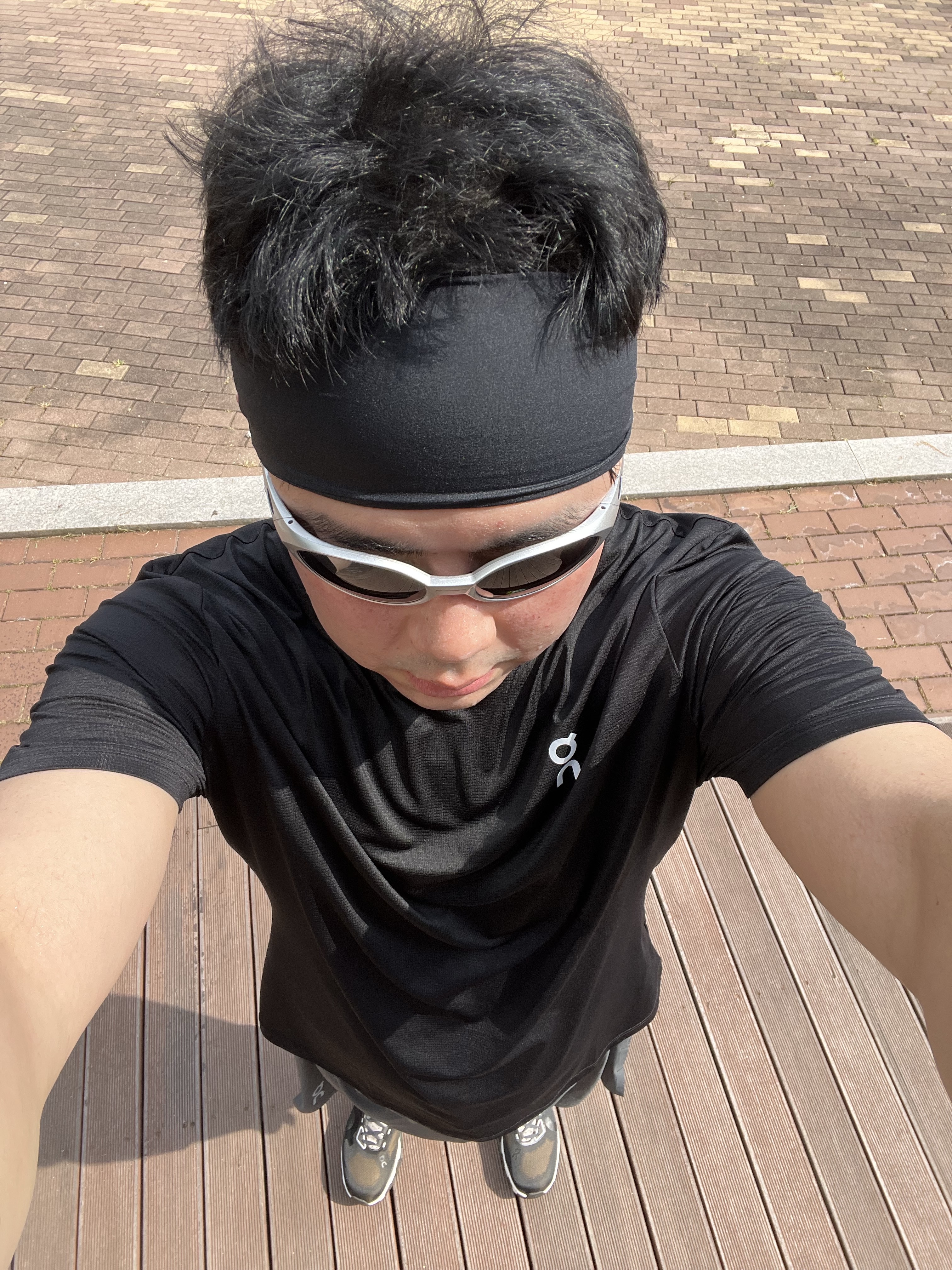On Running x Pleasures x The Loop Cloudmonster Hyper Espresso, On Running Core T-Shirt Black 착용 스타일 - 2