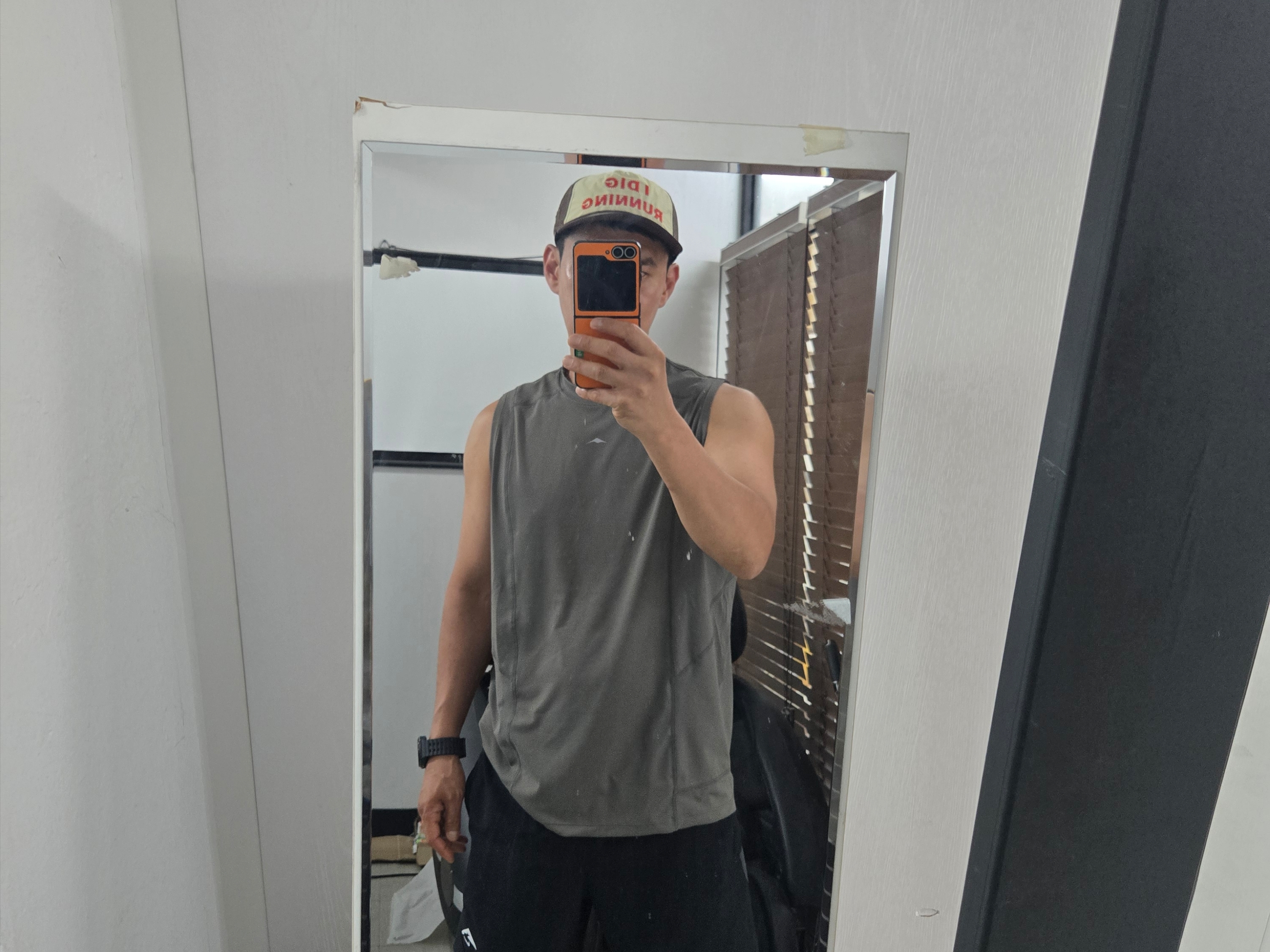 Alex Zono I Dig Running Trucker Hat OG Brown 착용 스타일