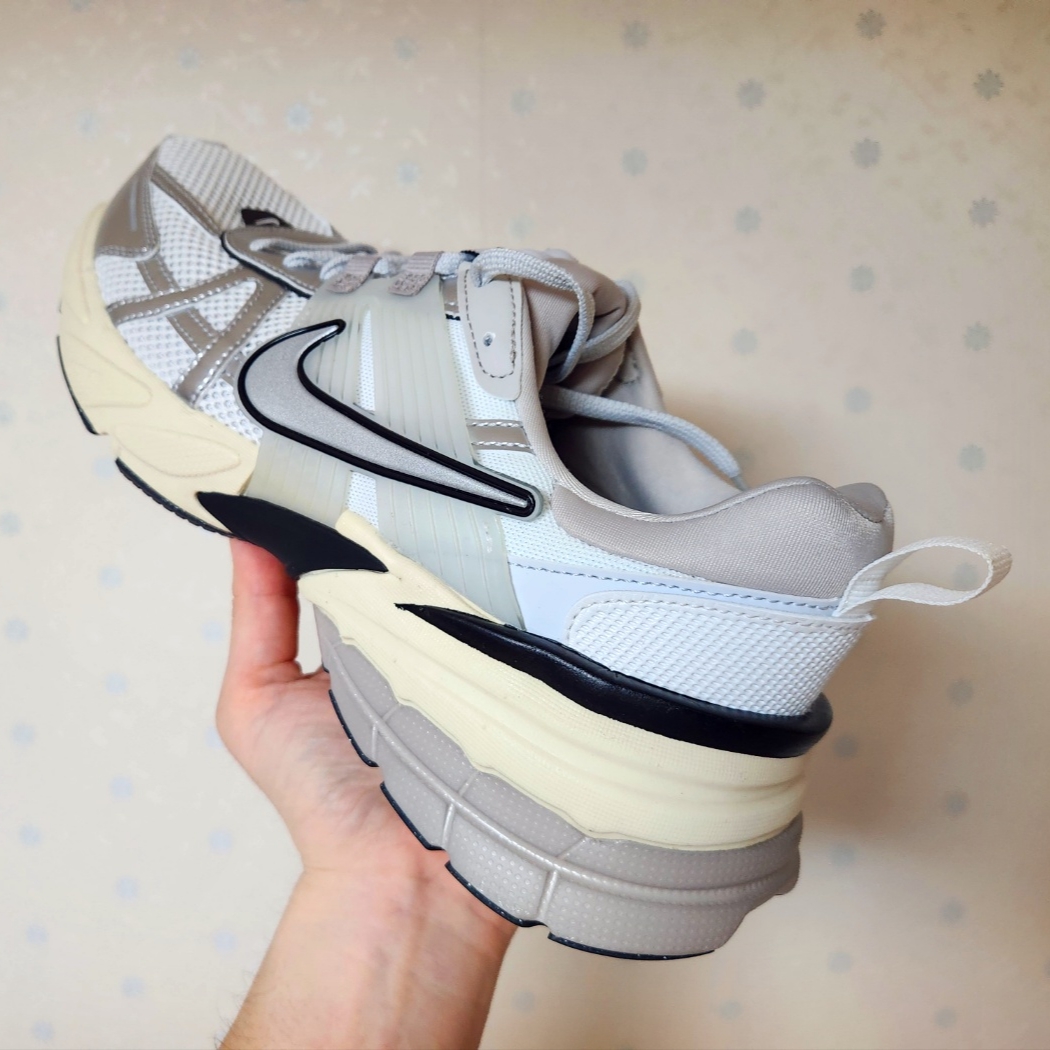 Nike V2K Run Pure Platinum Light Iron Ore 착용 스타일 - 2