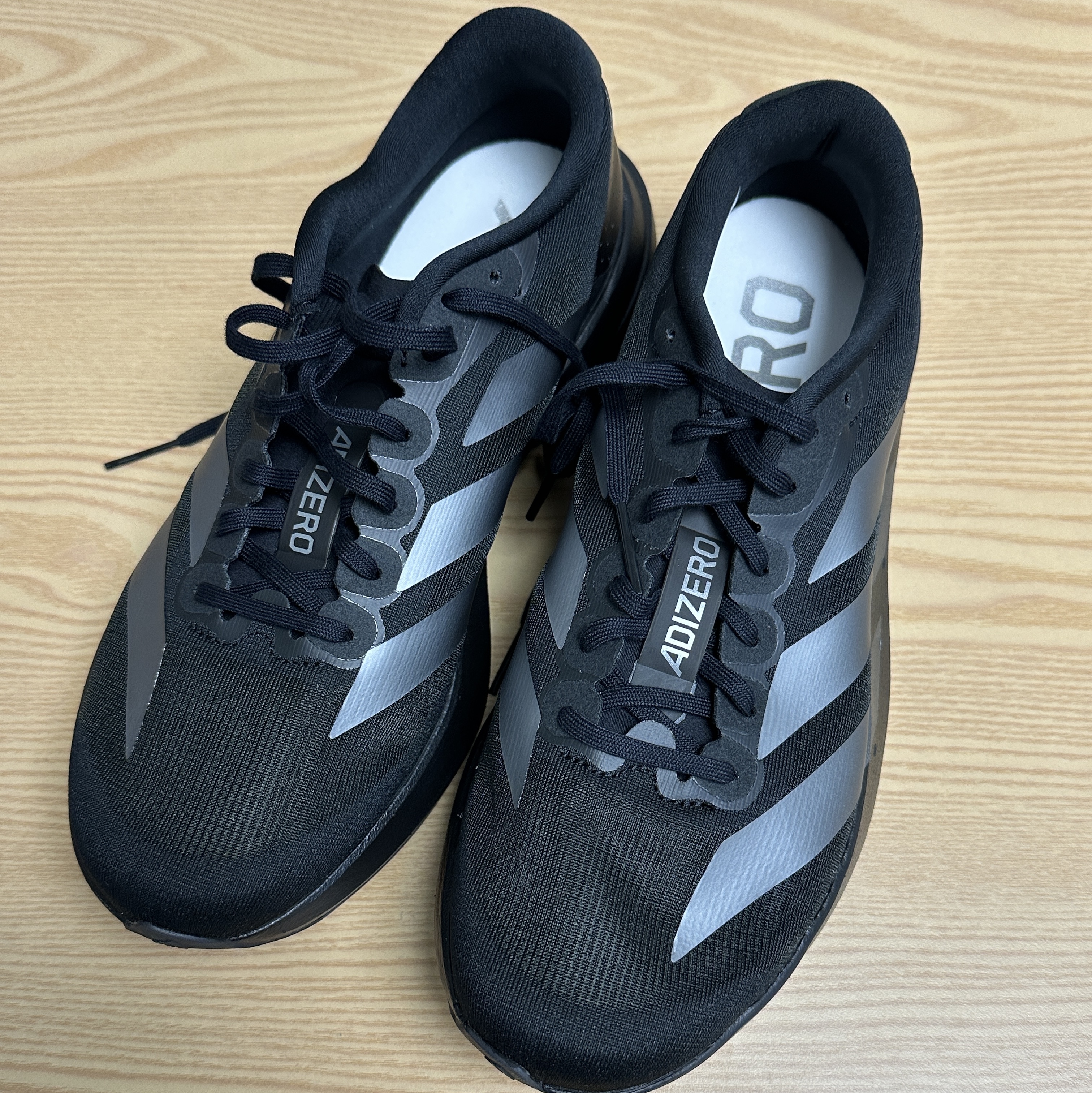 Adidas Adizero EVO SL Core Black Iron Metallic 착용 스타일