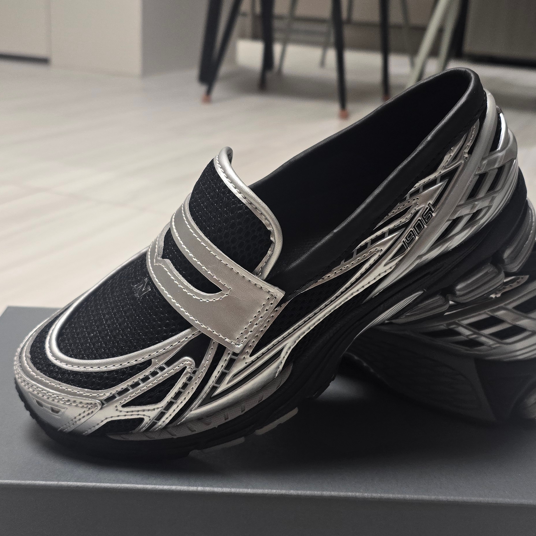 New Balance 1906L Silver Metallic Black 착용 스타일