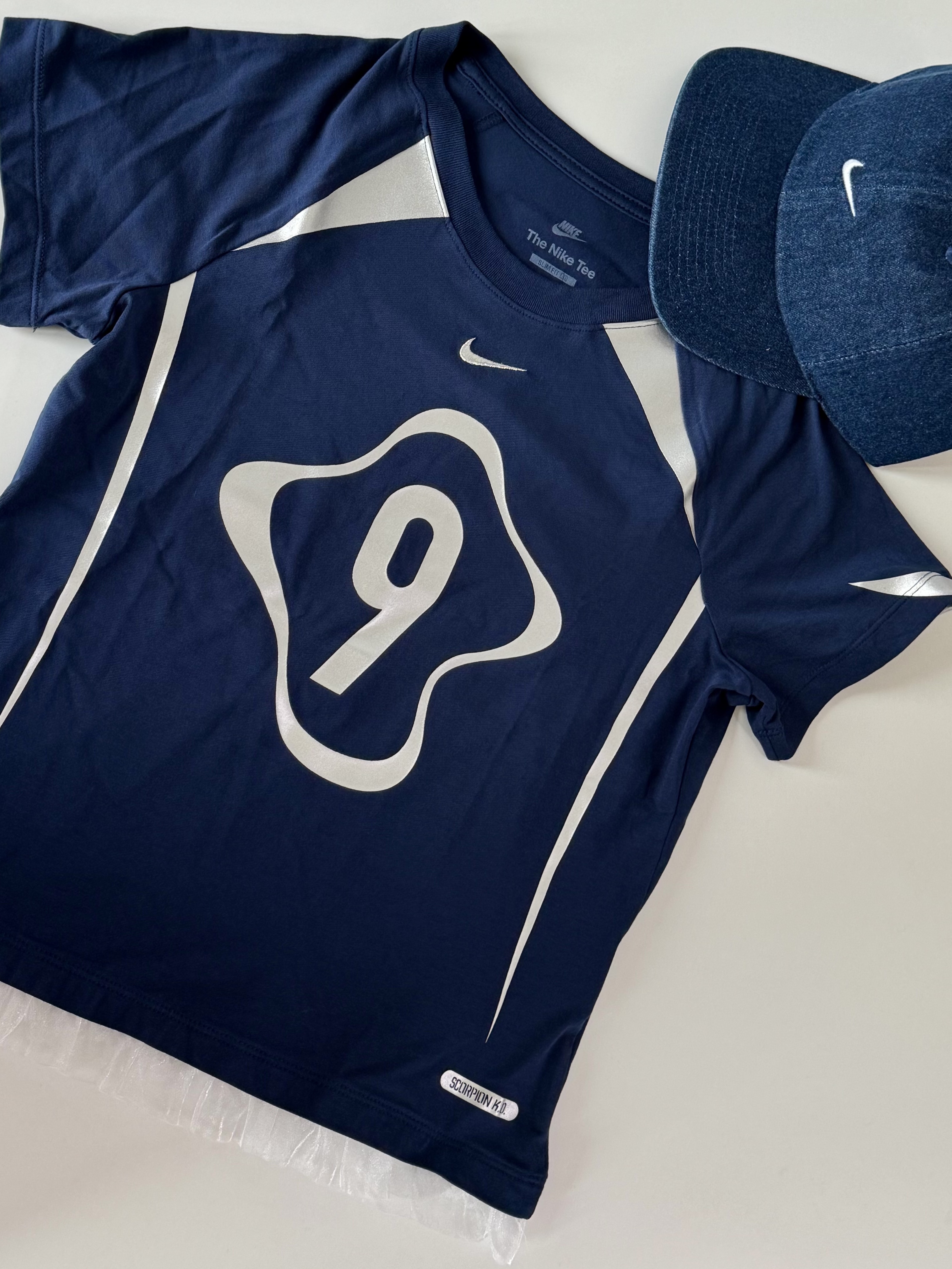 (W) Nike NSW Chill Knit Graphic T-Shirt Midnight Navy, Nike Club Unstructured Denim Cap College Navy White 착용 스타일 - 1