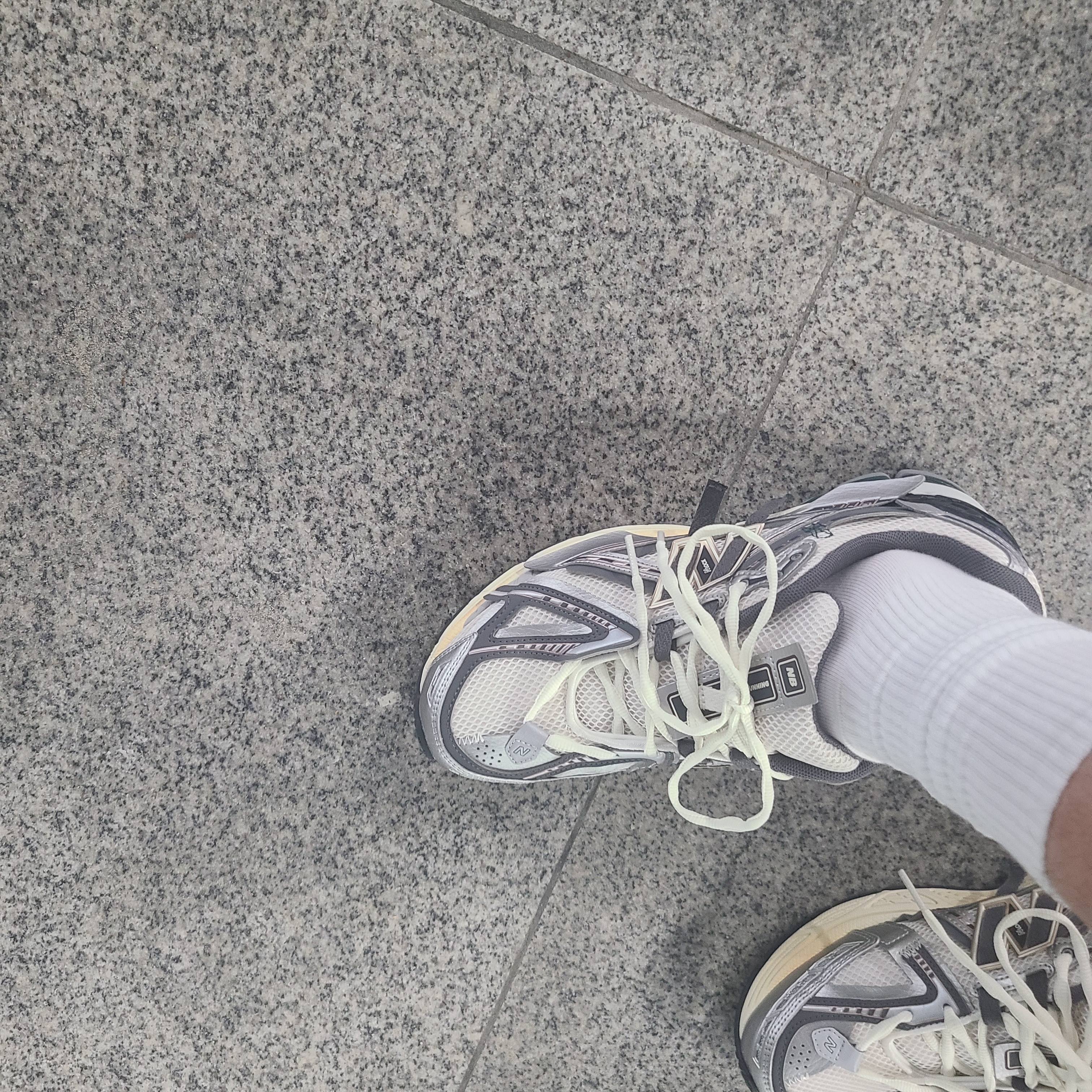 New Balance 1906A Silver Metallic Castlerock 착용 스타일